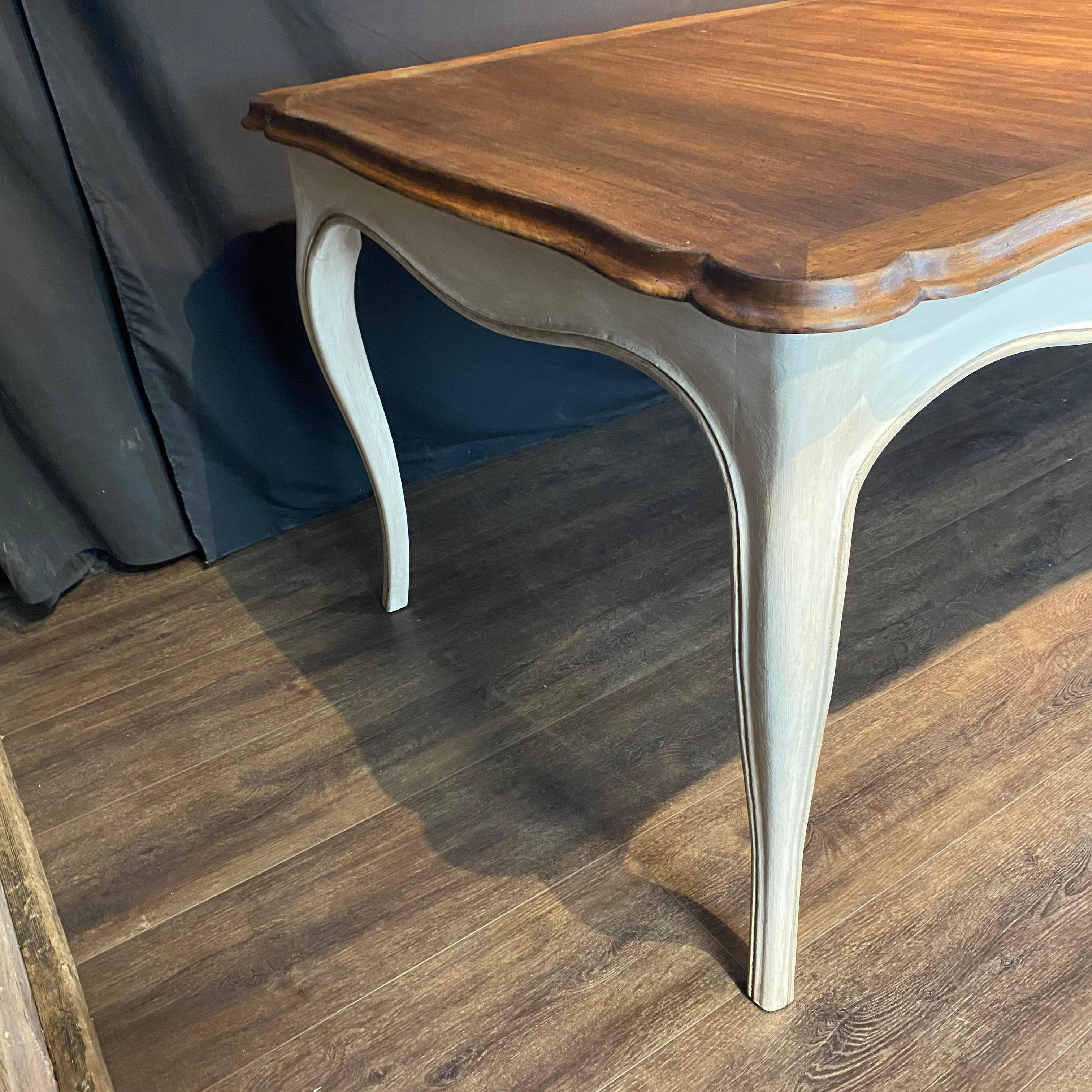 Bois Très longue table de ferme provinciale française à rallonge peinte de style Louis XV en vente