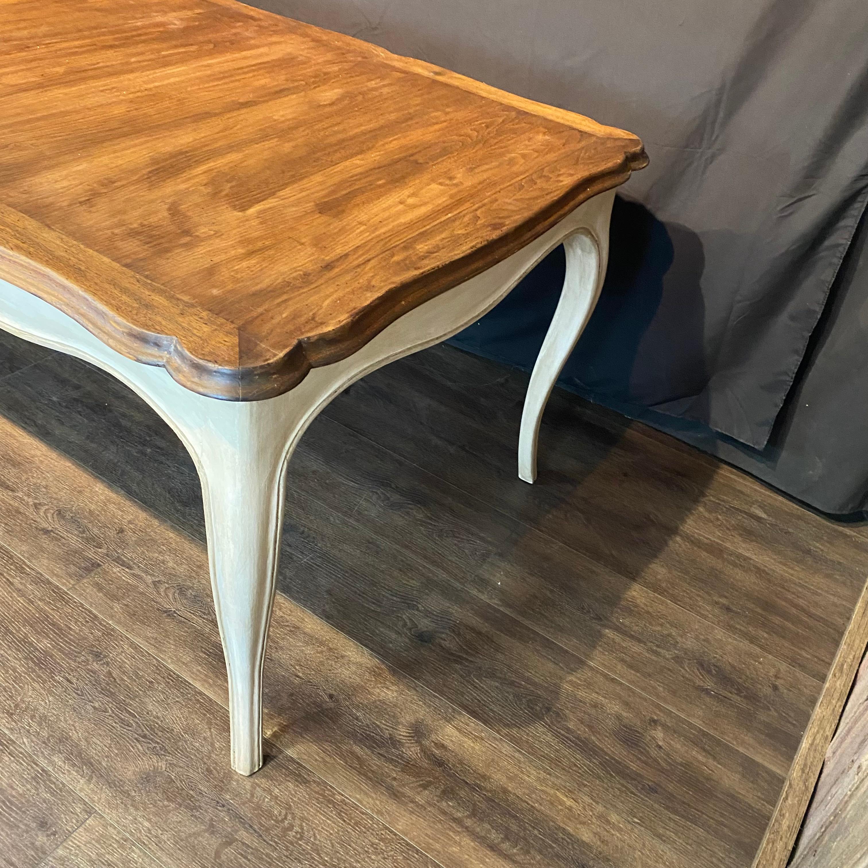 Très longue table de ferme provinciale française à rallonge peinte de style Louis XV en vente 1