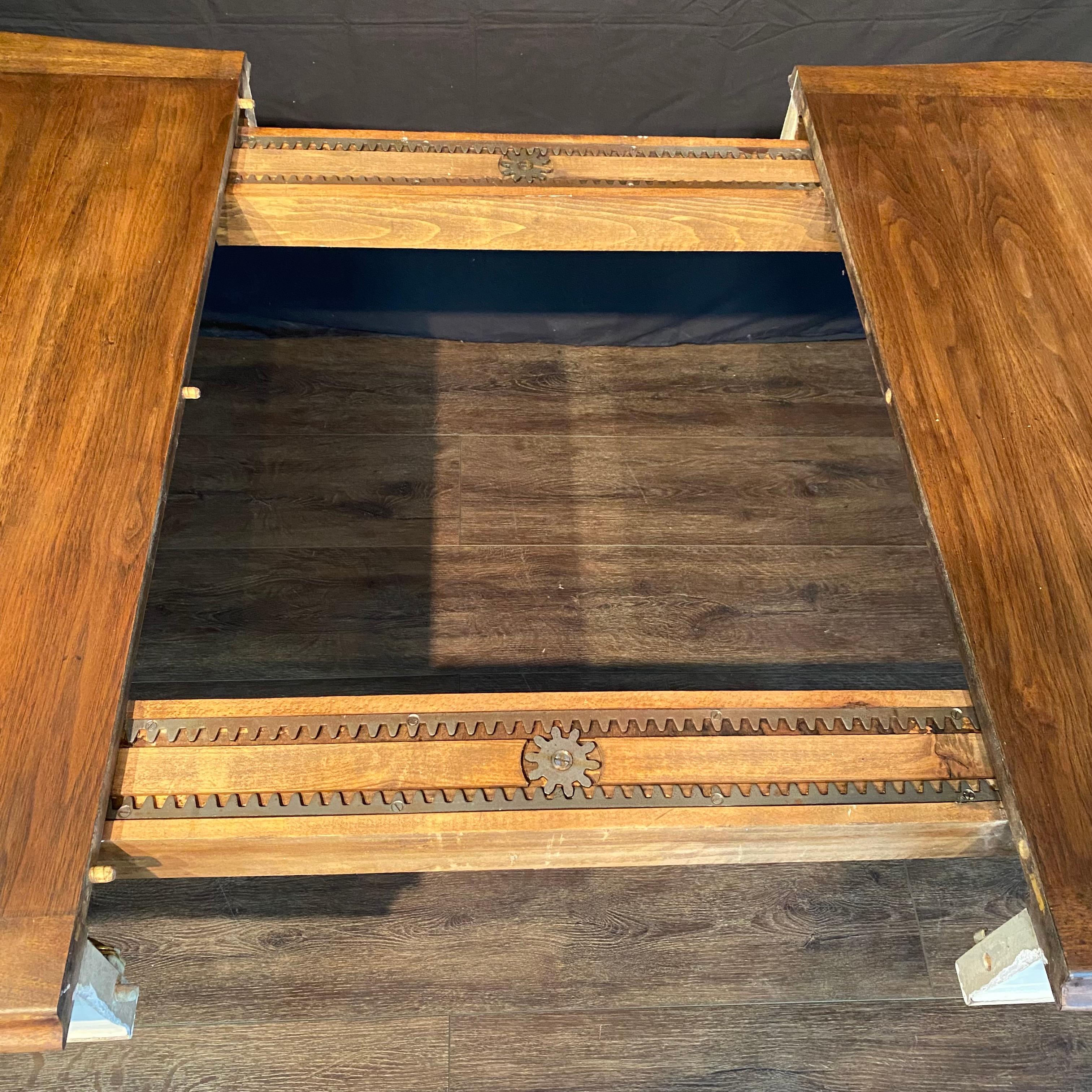 Très longue table de ferme provinciale française à rallonge peinte de style Louis XV en vente 2