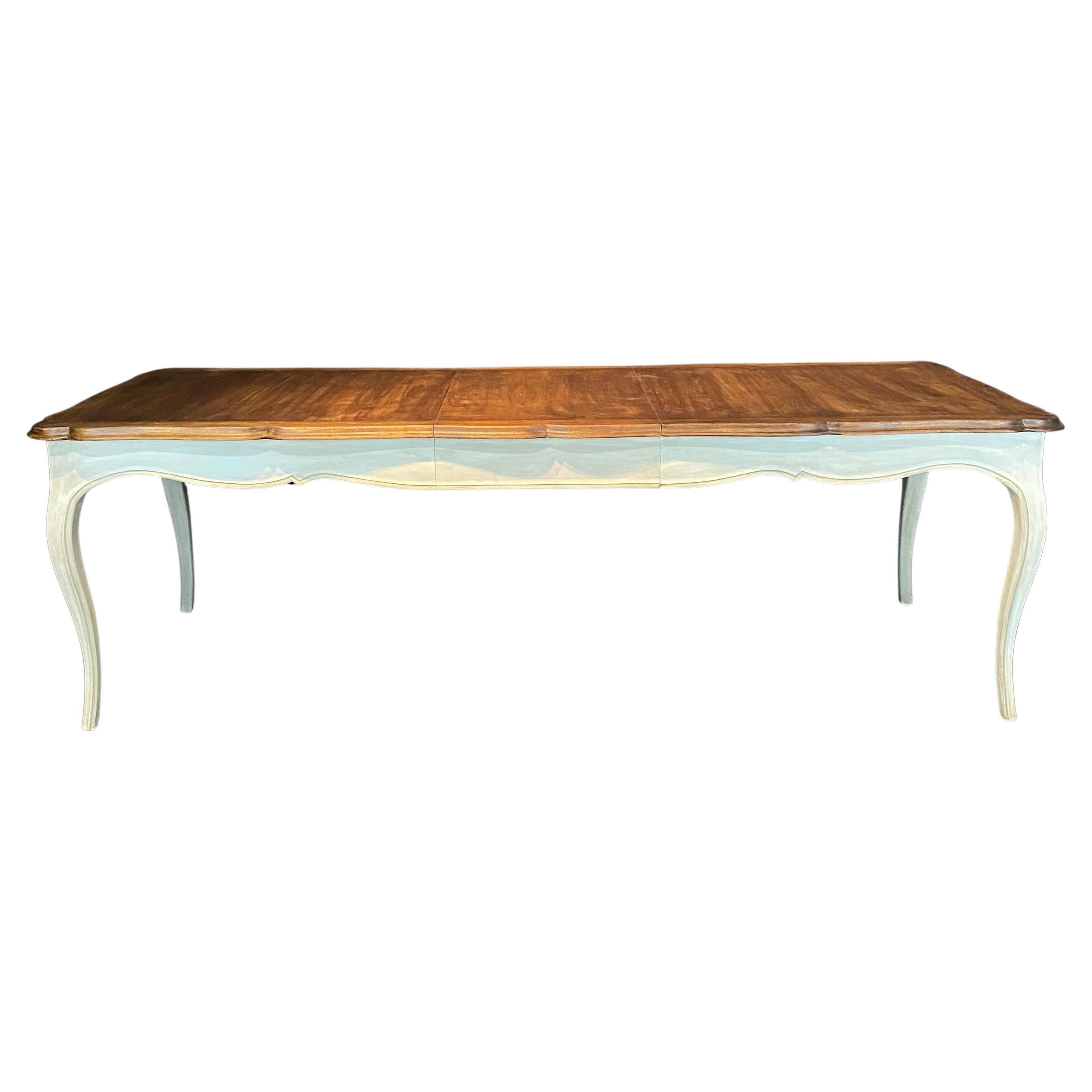 Très longue table de ferme provinciale française à rallonge peinte de style Louis XV