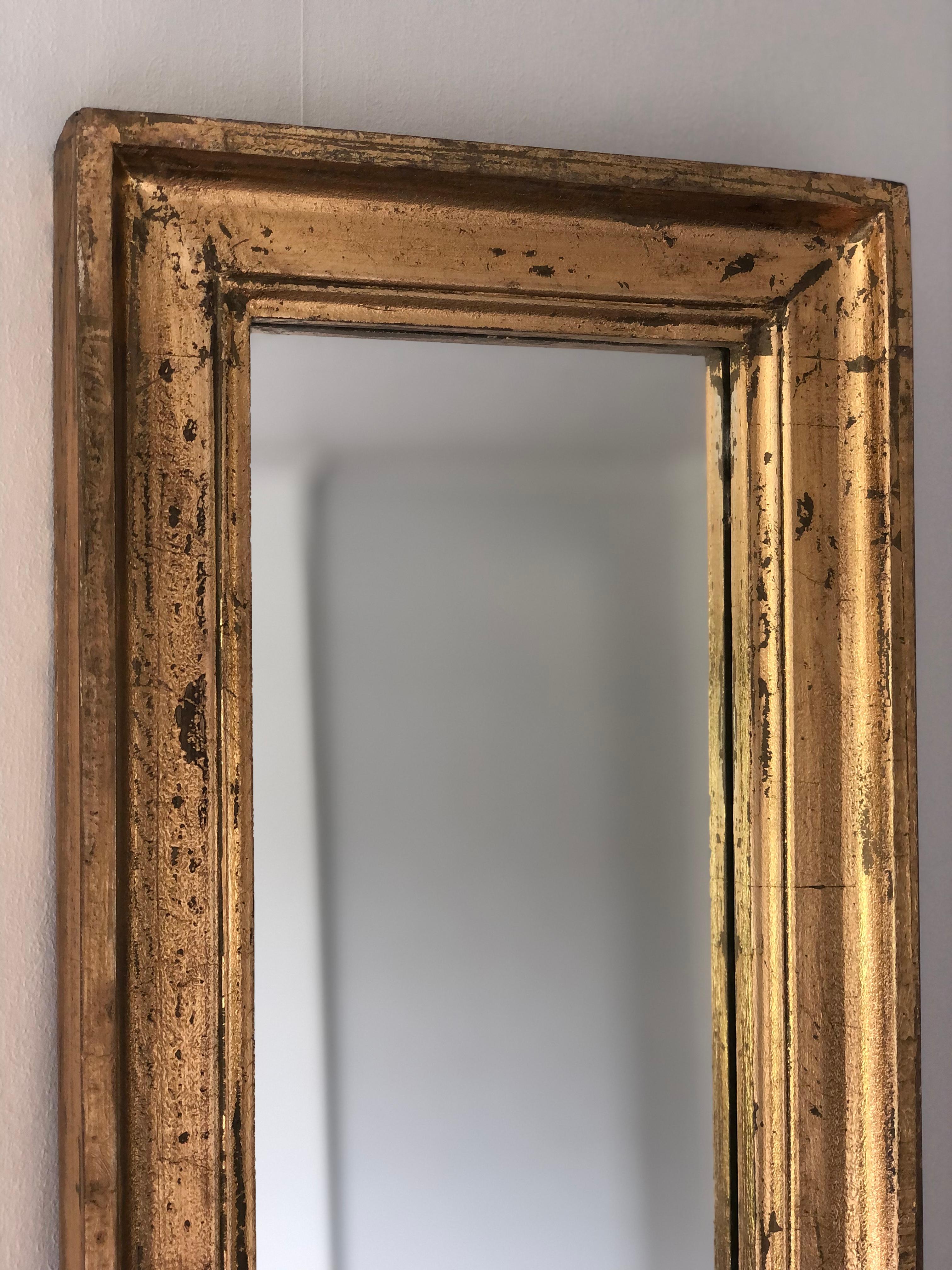 A very long ( 2 mtr) gilded full-length mirror in good condition. The frame is nicely weathered, which gives it an older look. The mirror has a hanging hook.

Object: Mirror
Designer: Unknown
Style: Vintage
Period: 1980-1990
Country of origin: