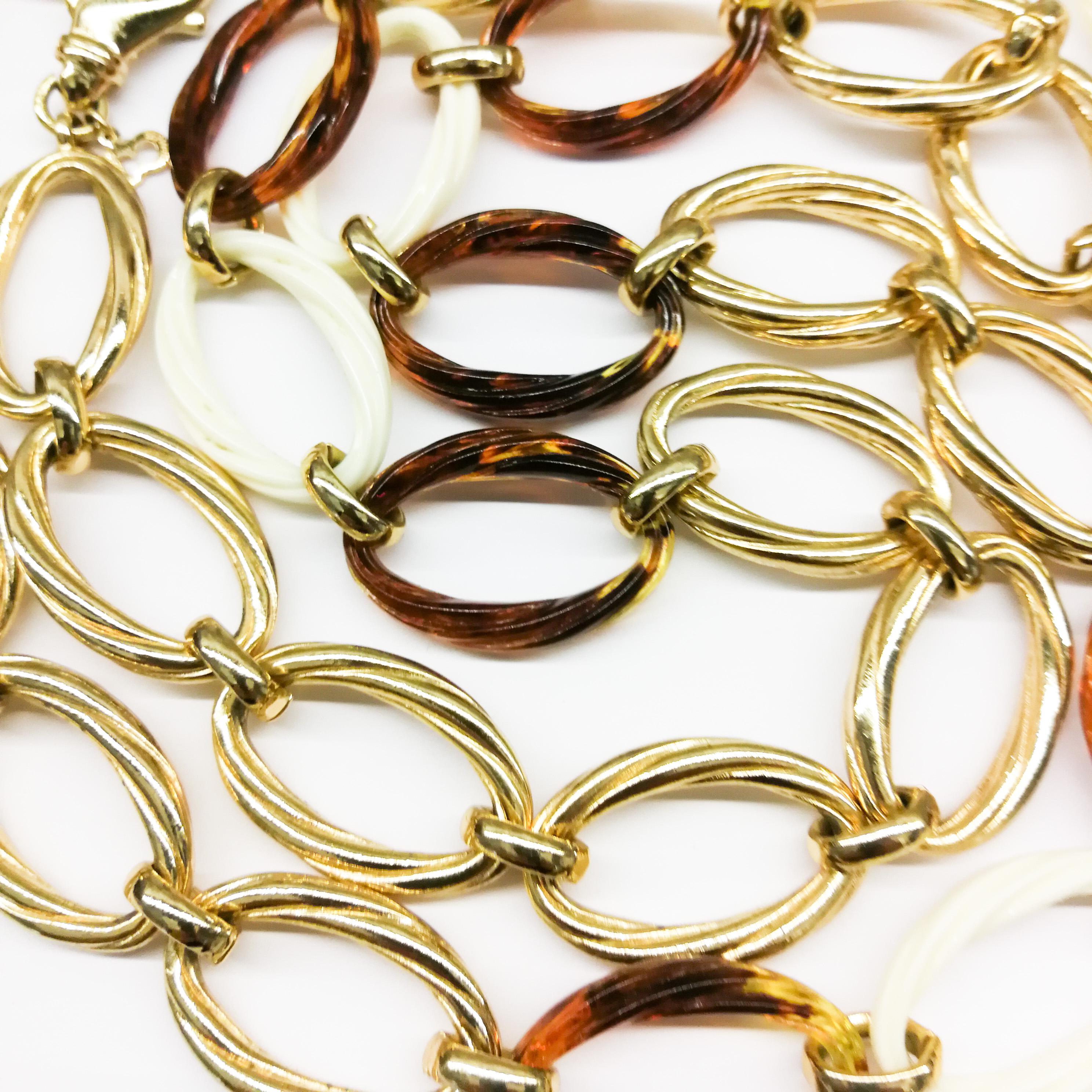 Très long collier à chaîne en métal doré et plastique, Christian Dior, années 1980 Bon état - En vente à Greyabbey, County Down