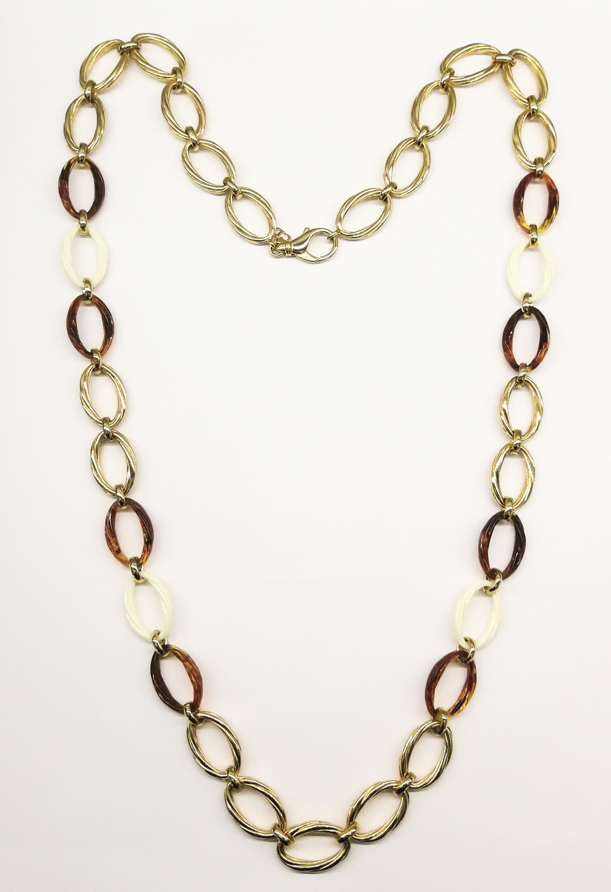Très long collier à chaîne en métal doré et plastique, Christian Dior, années 1980 Pour femmes en vente