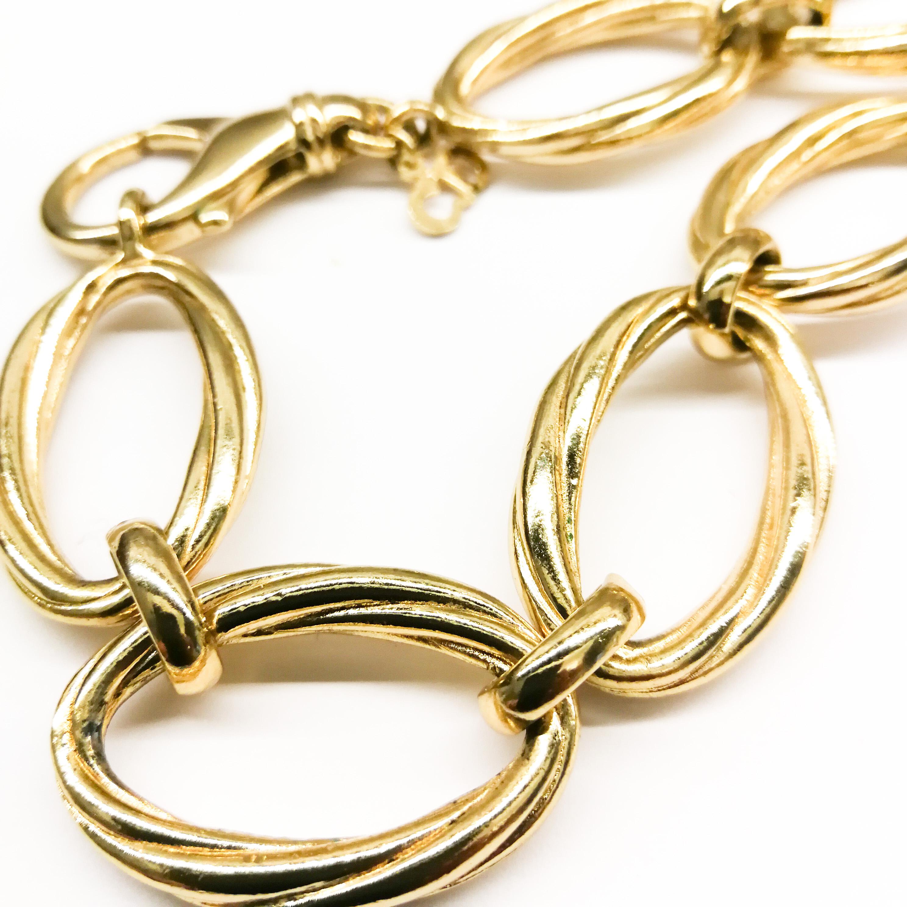 Très long collier à chaîne en métal doré et plastique, Christian Dior, années 1980 en vente 1