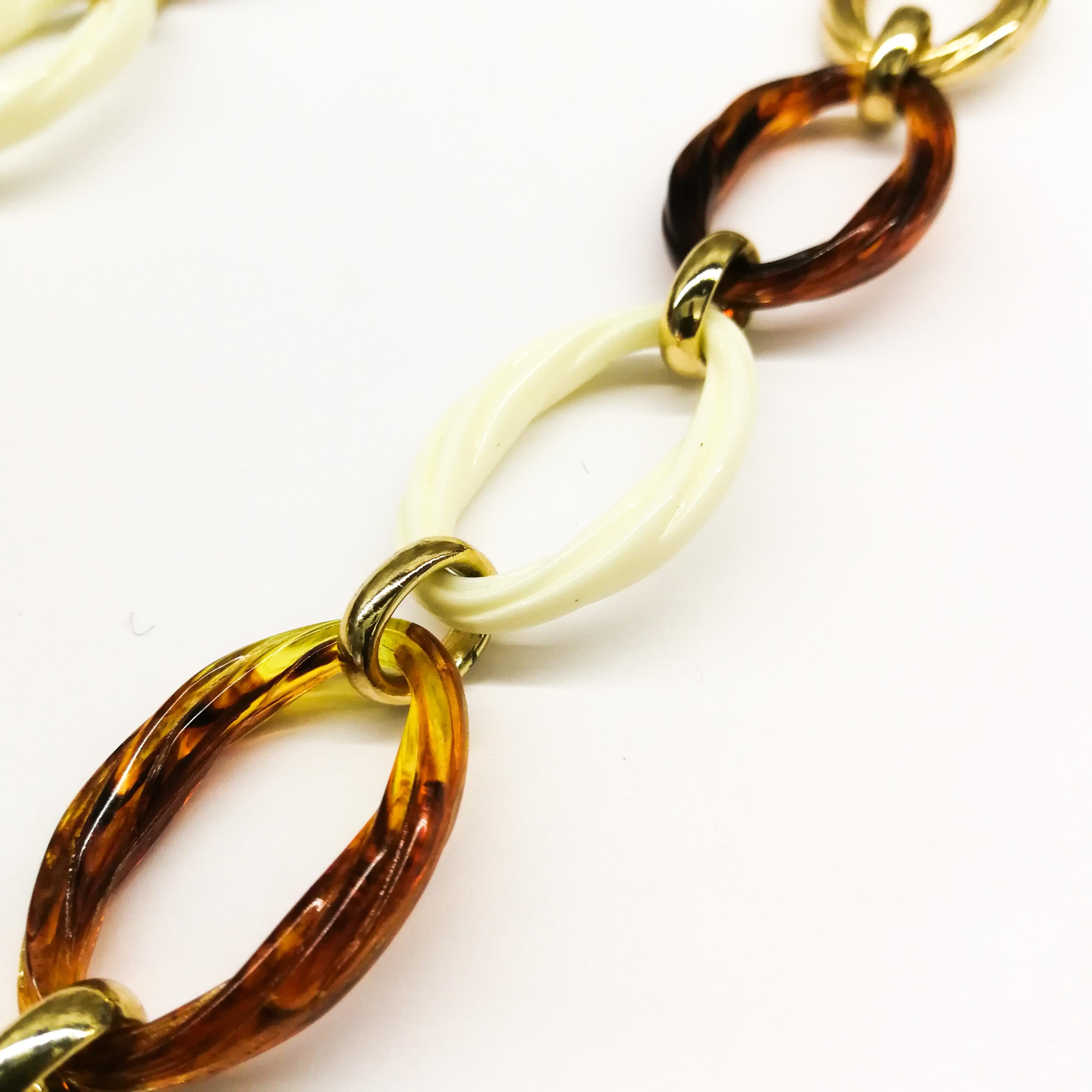 Très long collier à chaîne en métal doré et plastique, Christian Dior, années 1980 en vente 2