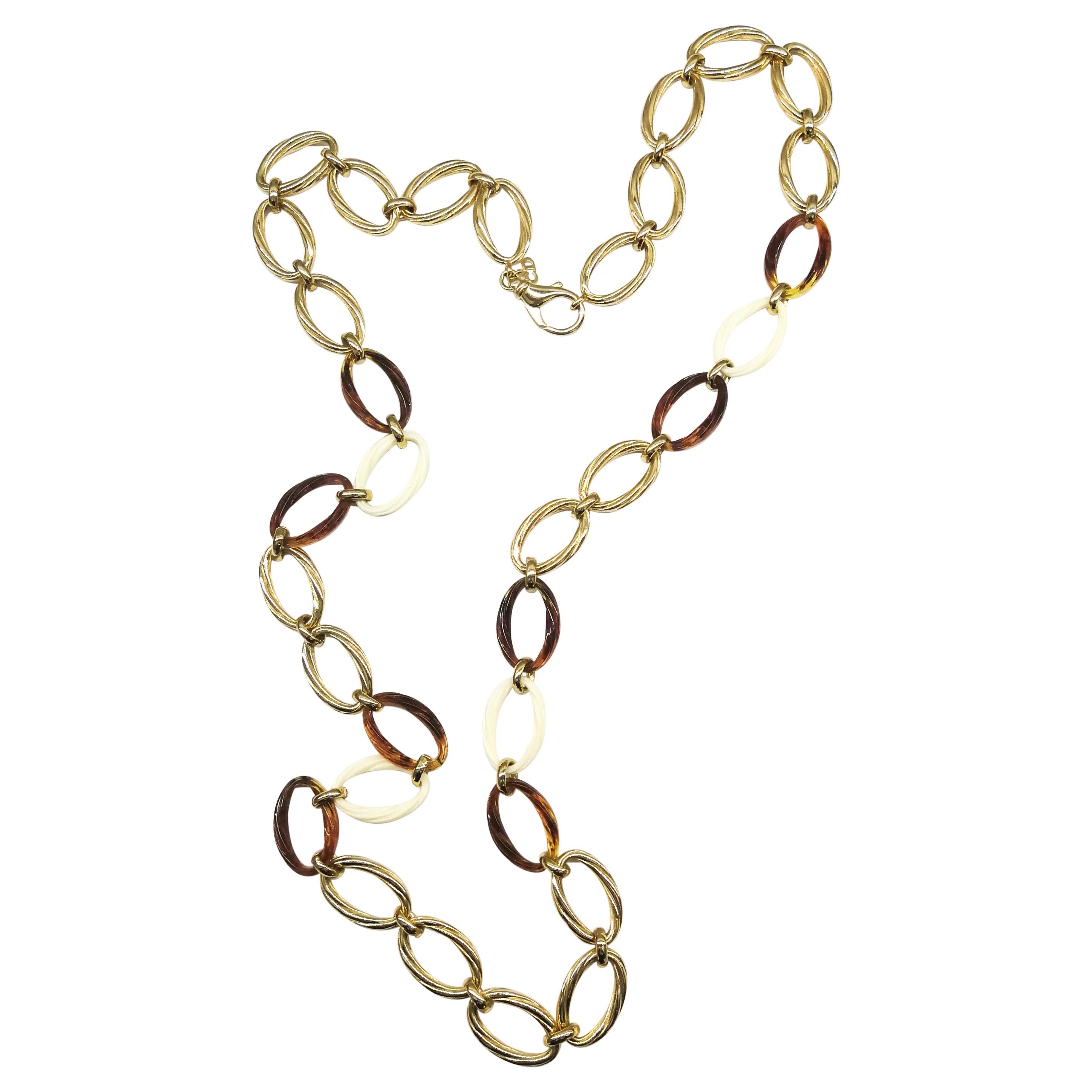 Très long collier à chaîne en métal doré et plastique, Christian Dior, années 1980 en vente