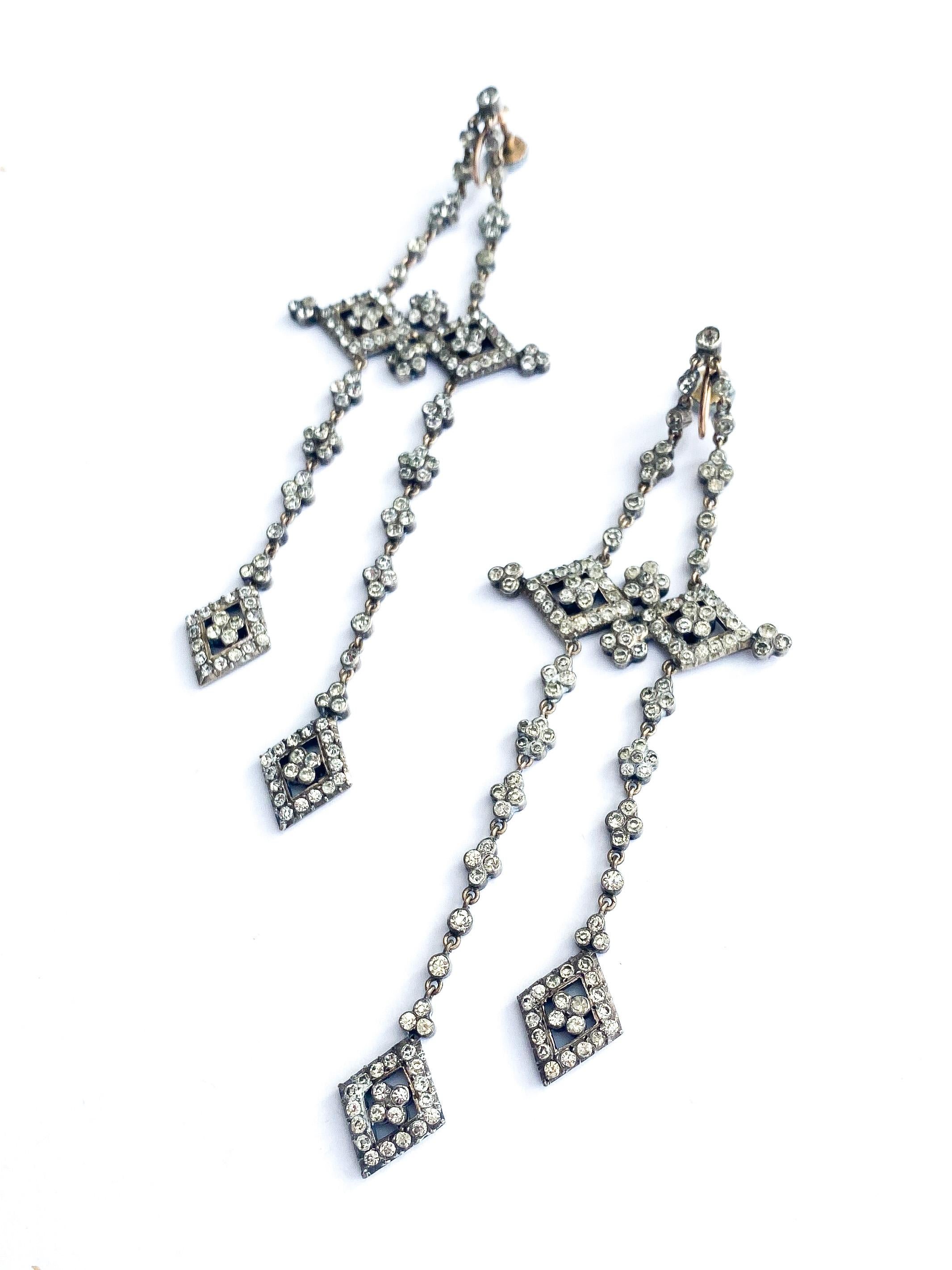 These very fine earrings are exquisite in style and design, exuding 1920s style and glamour and are of very high quality. Each piece is connected with very fine gold rings, and have 9ct gold screw back fittings. They are articulated and hang