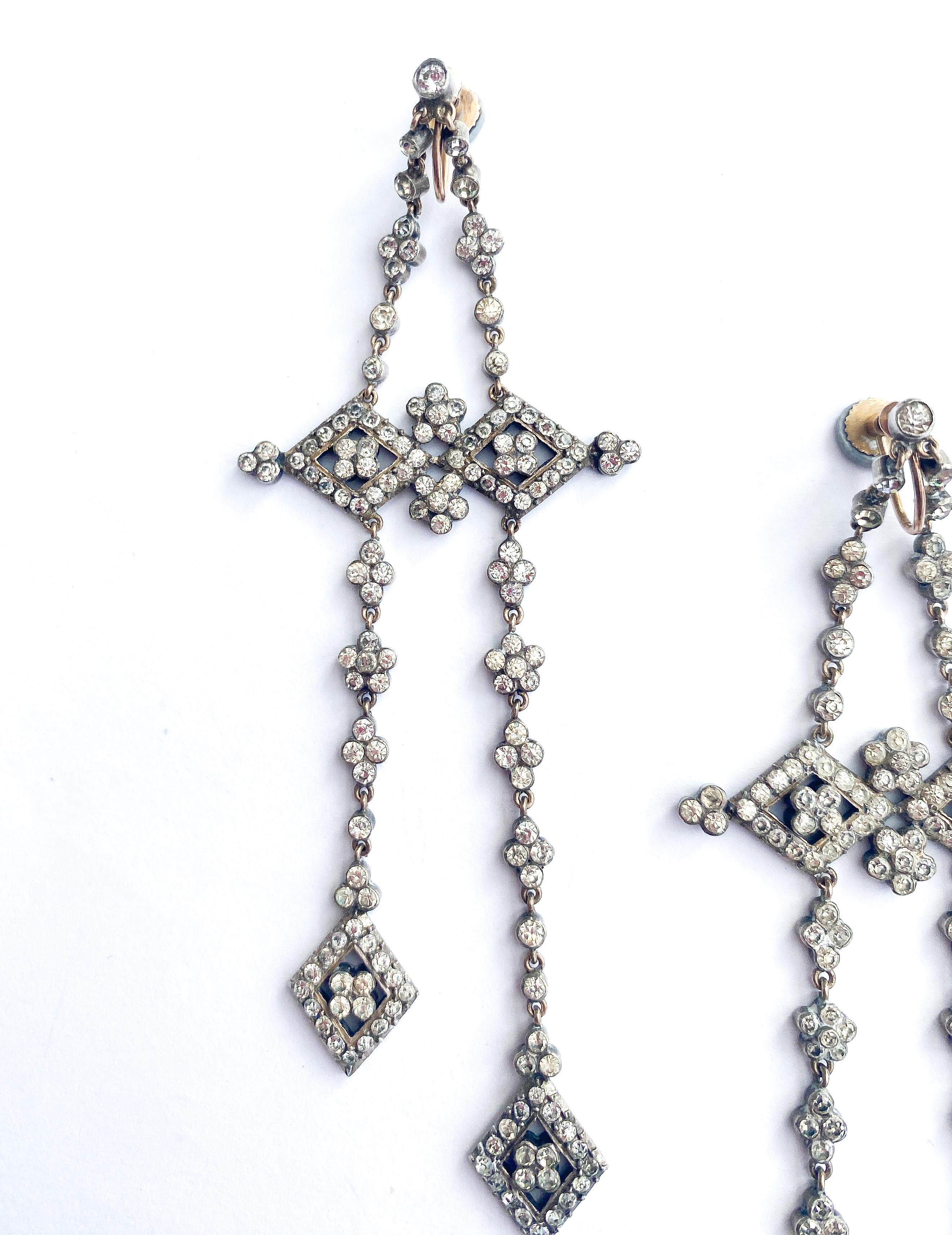 Very long gold, silver and clear paste articulated drop earrings, French, 1920s In Excellent Condition For Sale In Greyabbey, County Down