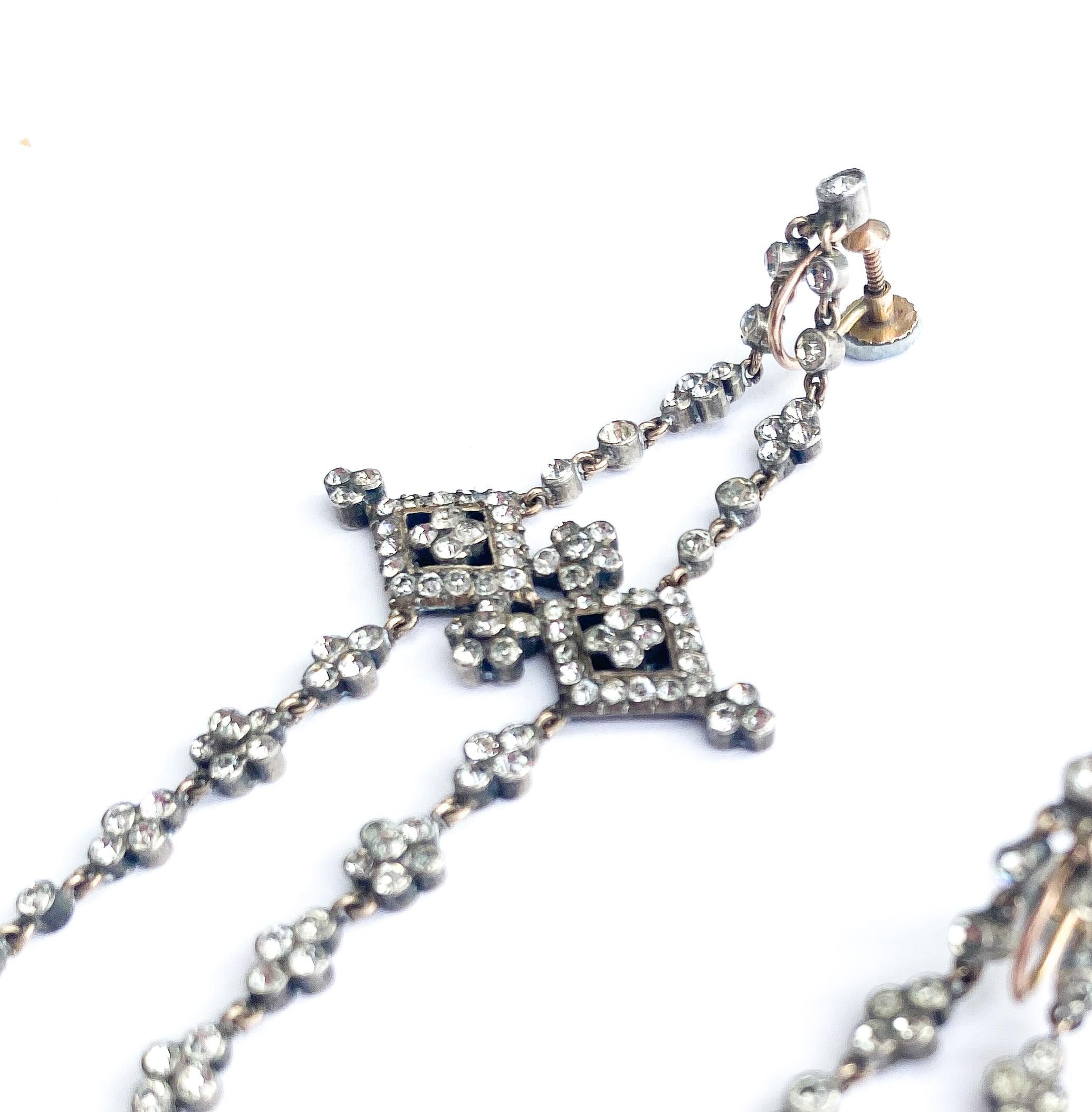 Very long gold, silver and clear paste articulated drop earrings, French, 1920s For Sale 2