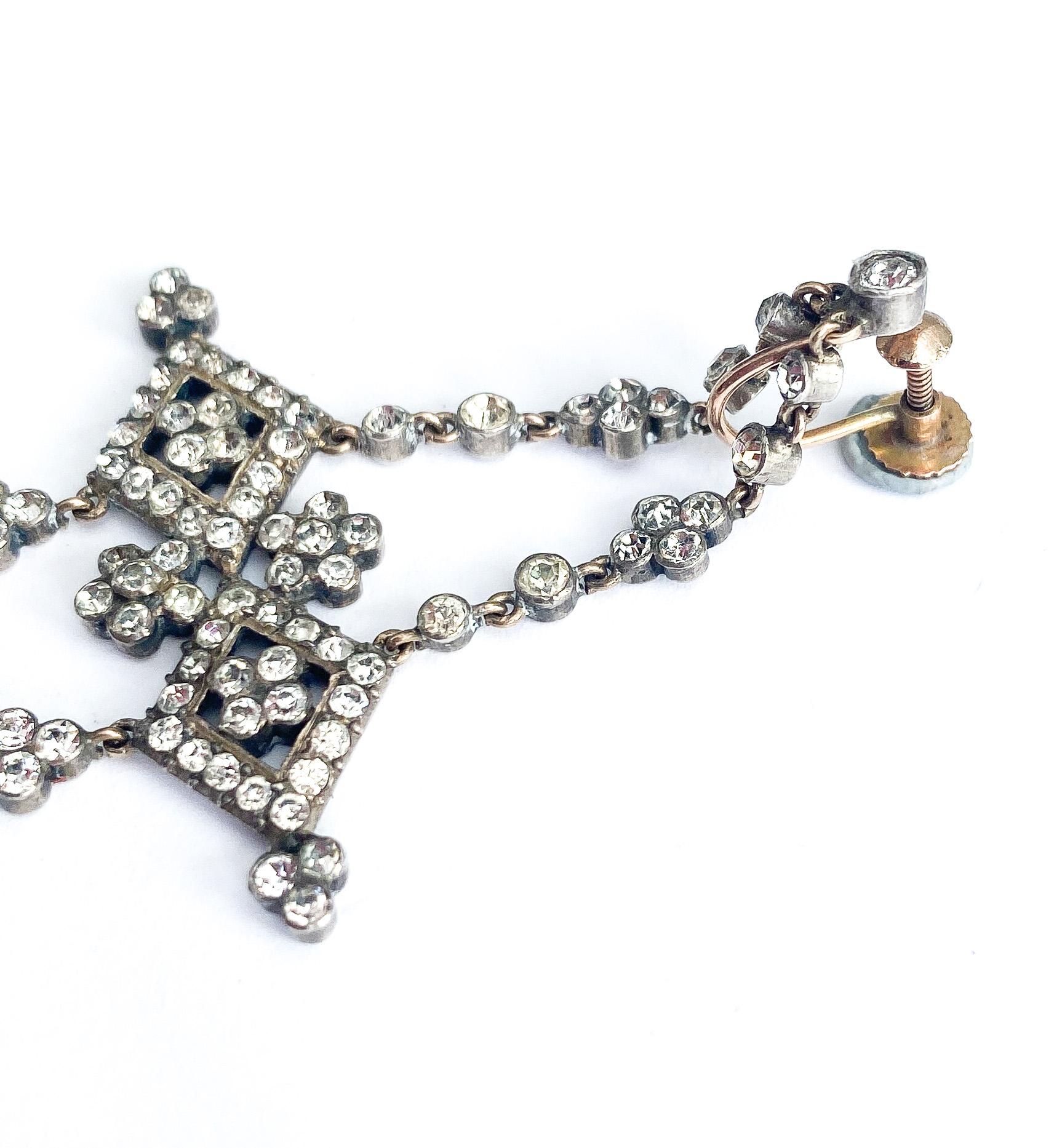 Very long gold, silver and clear paste articulated drop earrings, French, 1920s For Sale 3