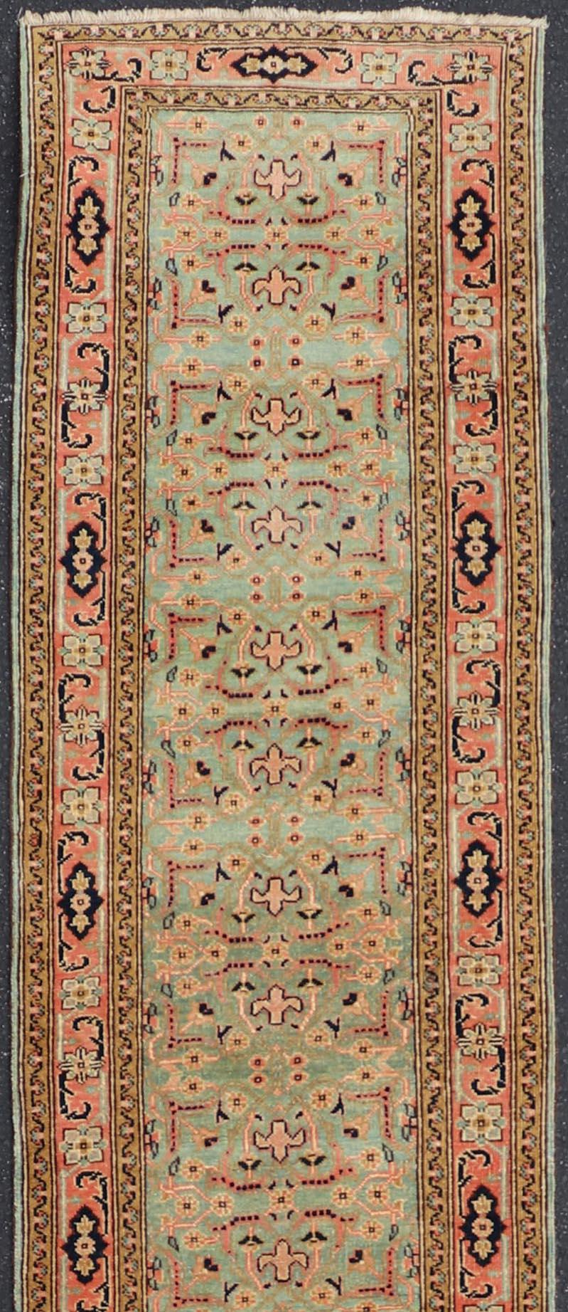  Sehr langer türkischer Vintage-Läufer in grüner Farbe mit subgeometrischem Allover-Muster 

Maße: 2'8'' x 28'10''  

Vintage Turkish Oushak Runner, Keivan Woven Arts Teppich / L11-0106, Herkunftsland / Art: Türkei / Oushak, um 1980.

Sehr langer,