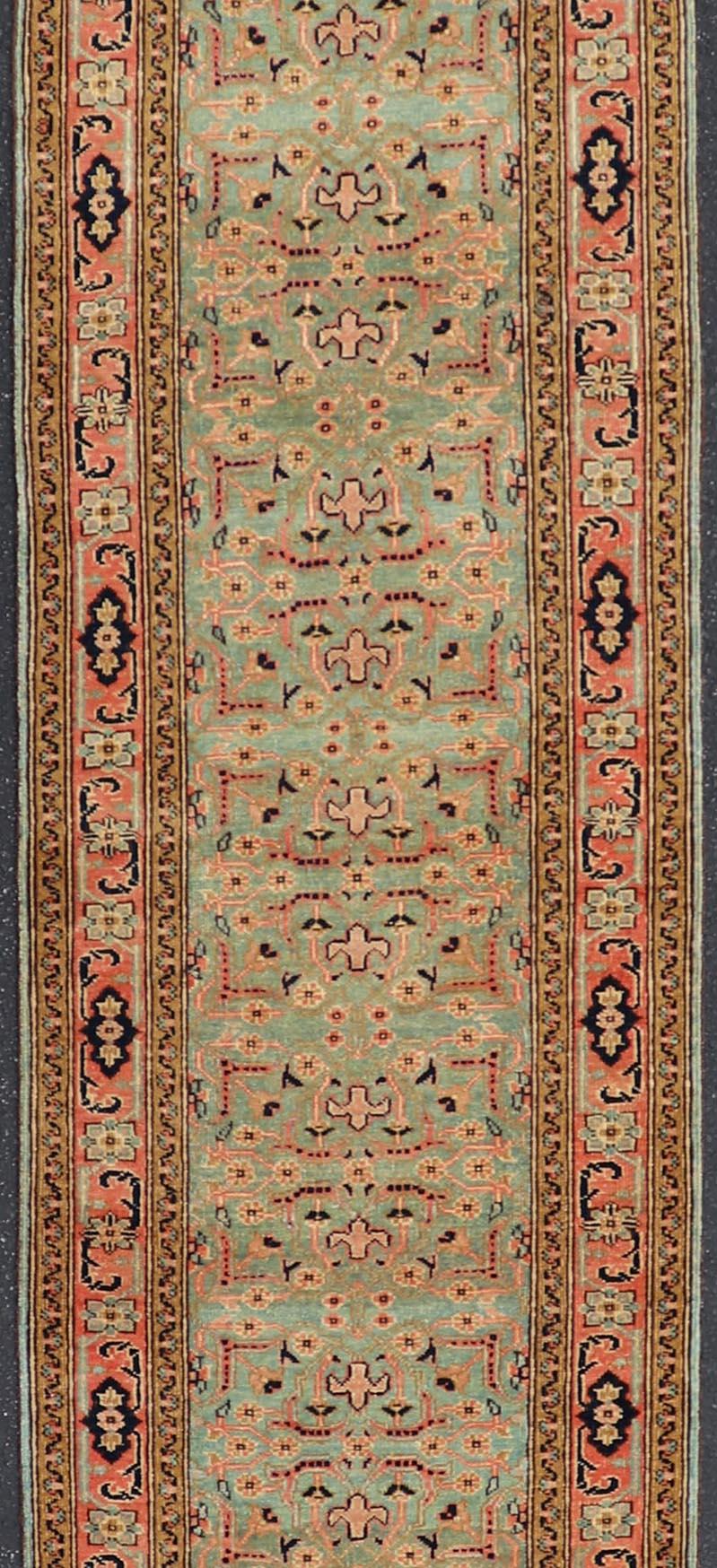 Sehr lange grüner türkischer Vintage-Läufer in Grün  2'8'' x 28'10' (Islamisch) im Angebot