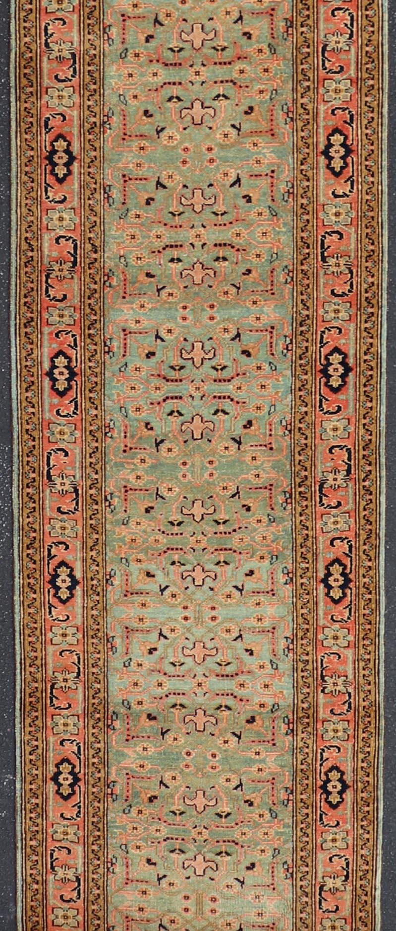 Sehr lange grüner türkischer Vintage-Läufer in Grün  2'8'' x 28'10' (Türkisch) im Angebot
