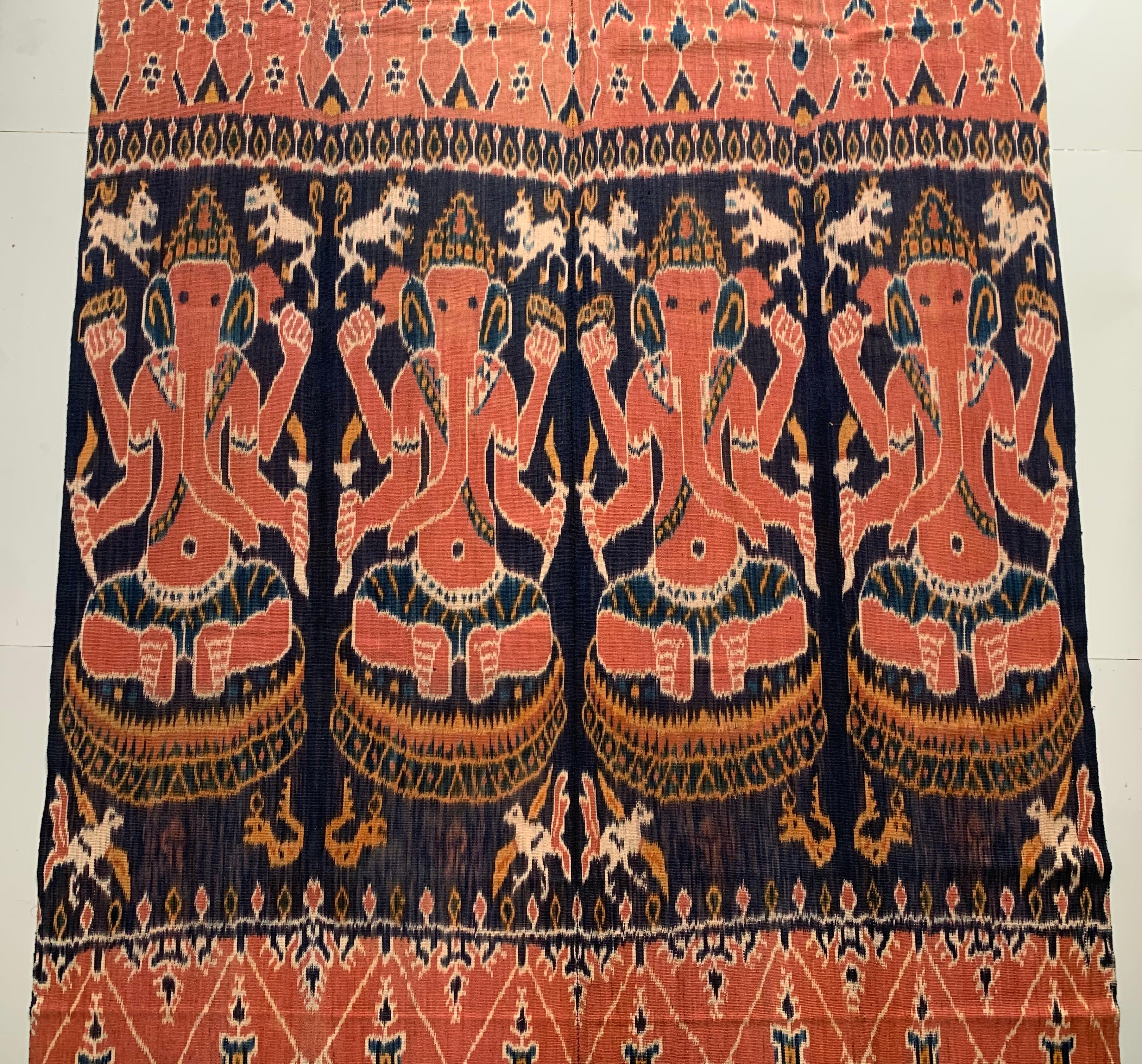 Ce textile Ikat est originaire de l'île de Sumba, en Indonésie. Il est tissé à la main à l'aide de fils teints naturellement, selon une méthode transmise de génération en génération. Il présente un éventail étonnant de motifs tribaux distincts.
