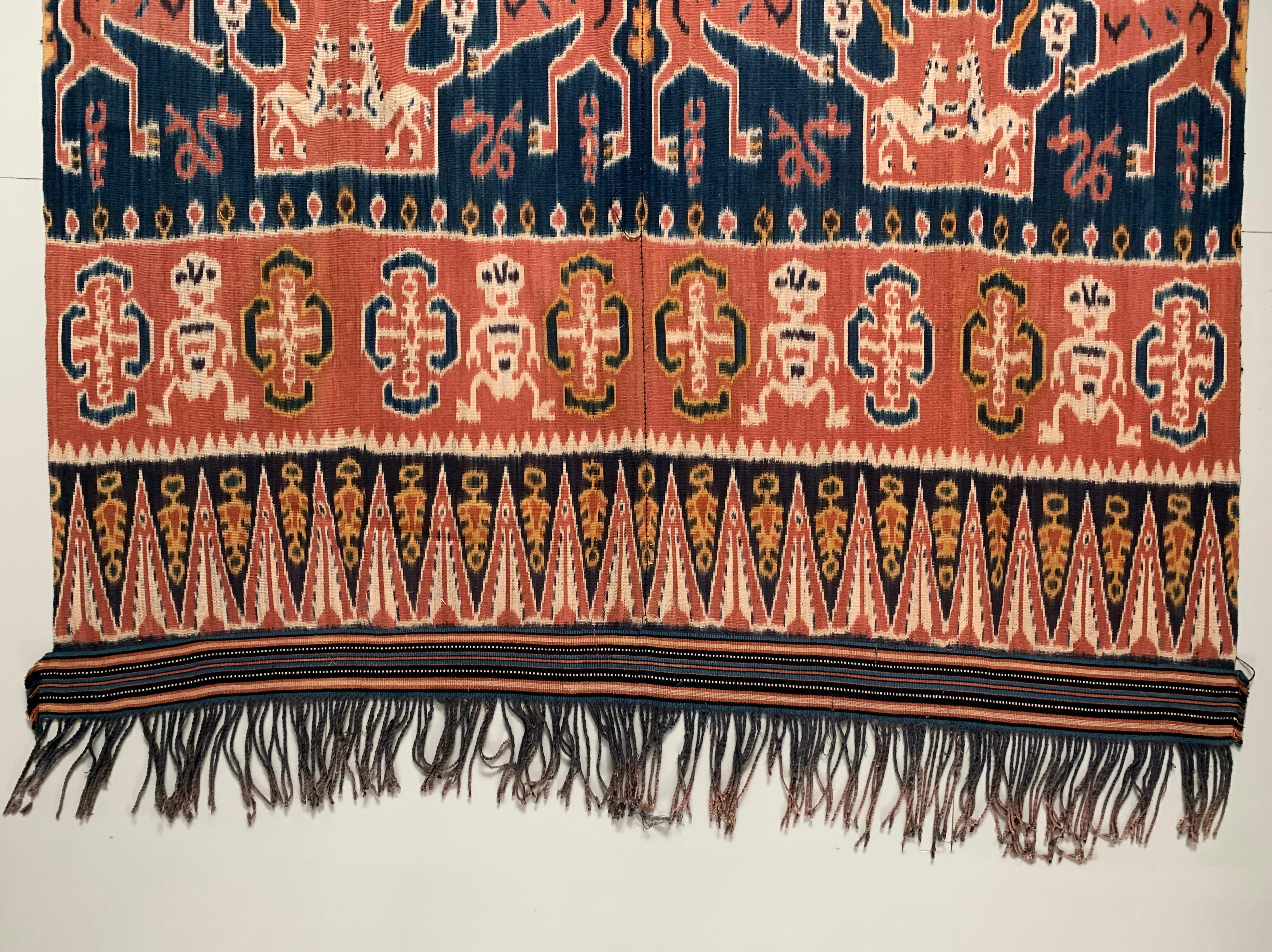 Autre Très long textile Ikat de l'île de Sumba avec d'étonnants motifs tribaux, Indonésie en vente