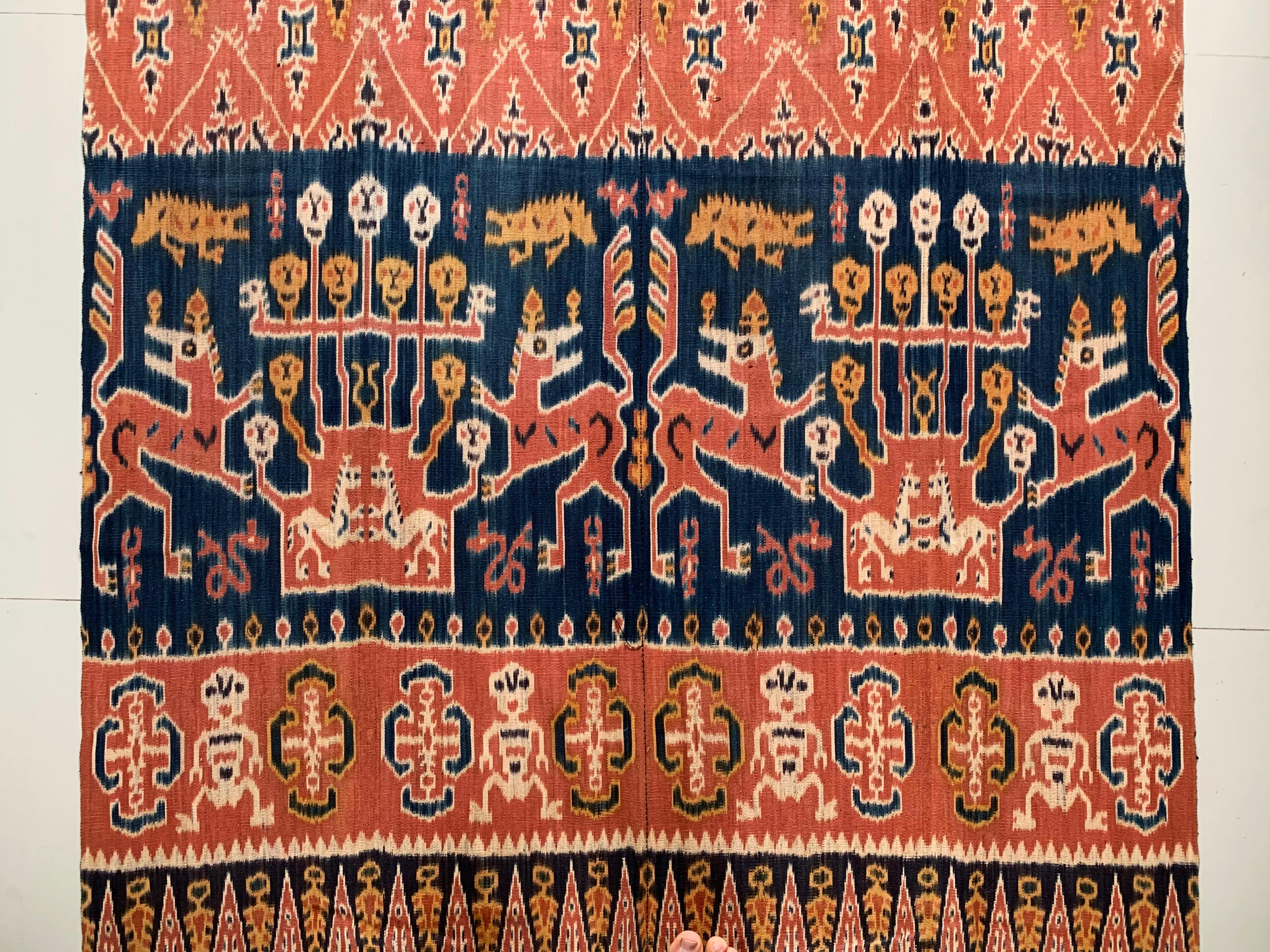 Indonésien Très long textile Ikat de l'île de Sumba avec d'étonnants motifs tribaux, Indonésie en vente