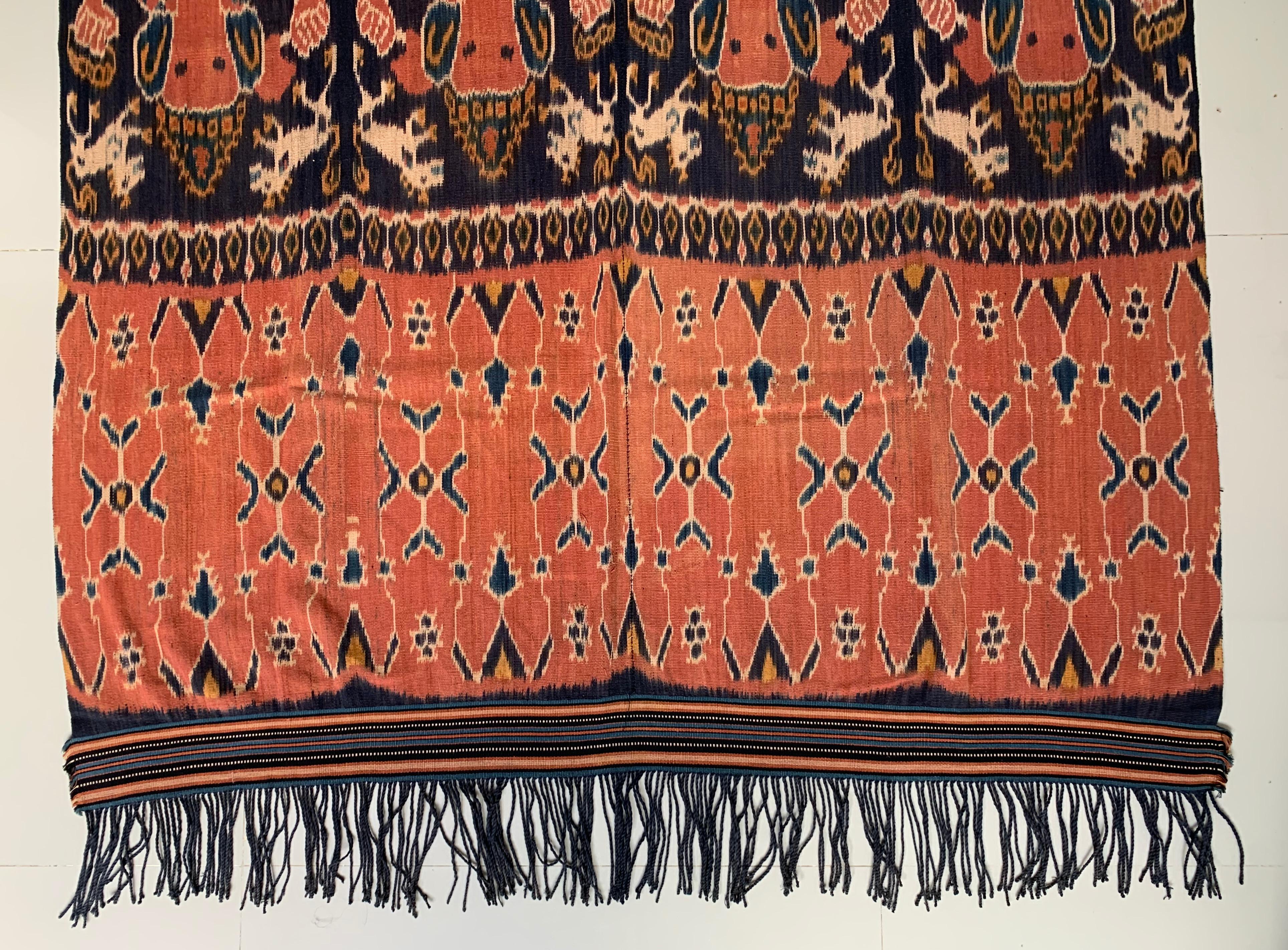 Tissé à la main Très long textile Ikat de l'île de Sumba avec d'étonnants motifs tribaux, Indonésie en vente
