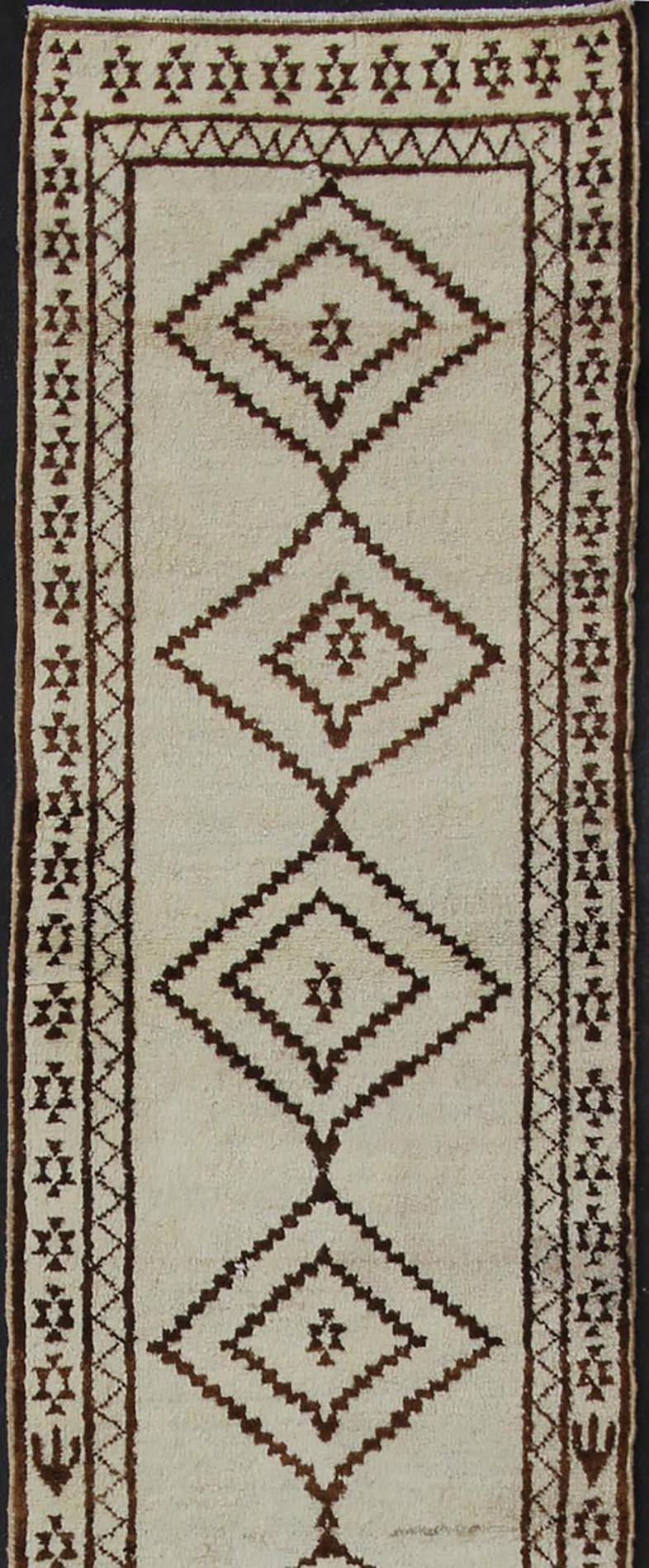 Tribal Moroccan Design long runner, Turkish Tulu vintage runner in cream, brown and earth tones with Tribal diamond design, rug EN-179013, country of origin / type: Turkey / Tulu, circa 1960

This unique Turkish Tulu runner features a graphic