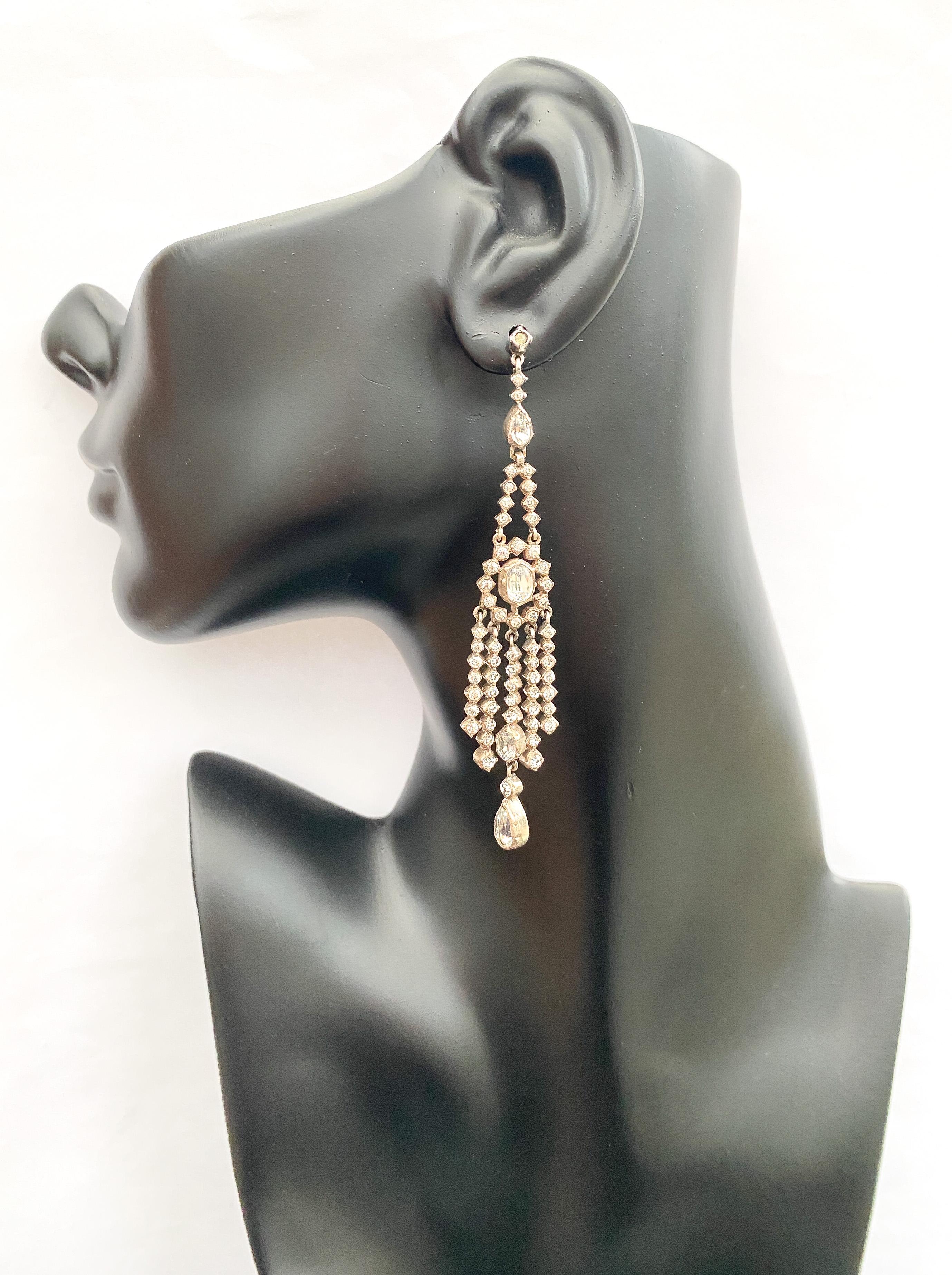 Very long silver and clear paste articulated drop earrings, France, 1920s. In Excellent Condition In Greyabbey, County Down