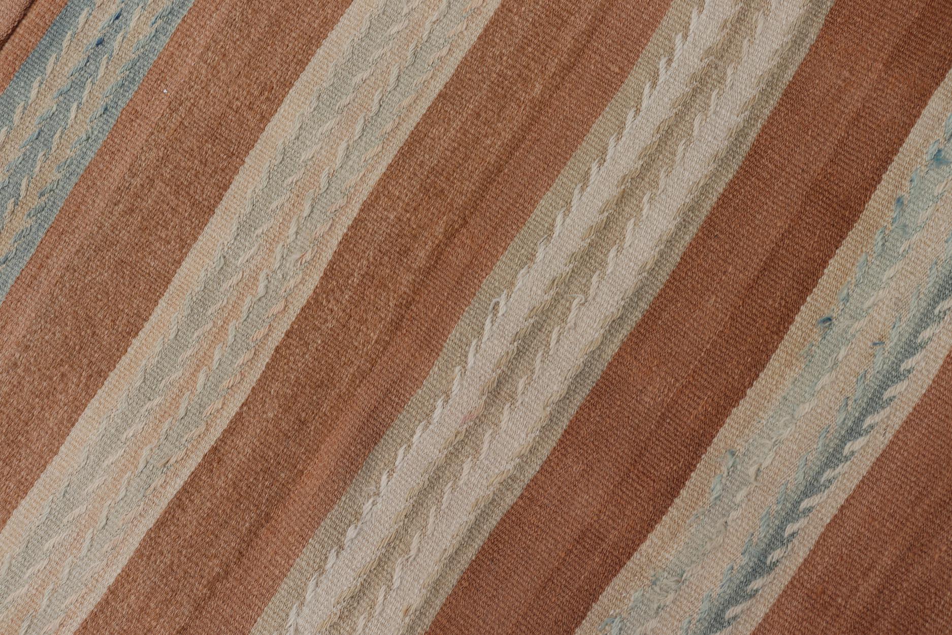 Lunghissimo runner kilim vintage con design a strisce nei toni caldi della terra  3'1 x 18'10 in vendita 2