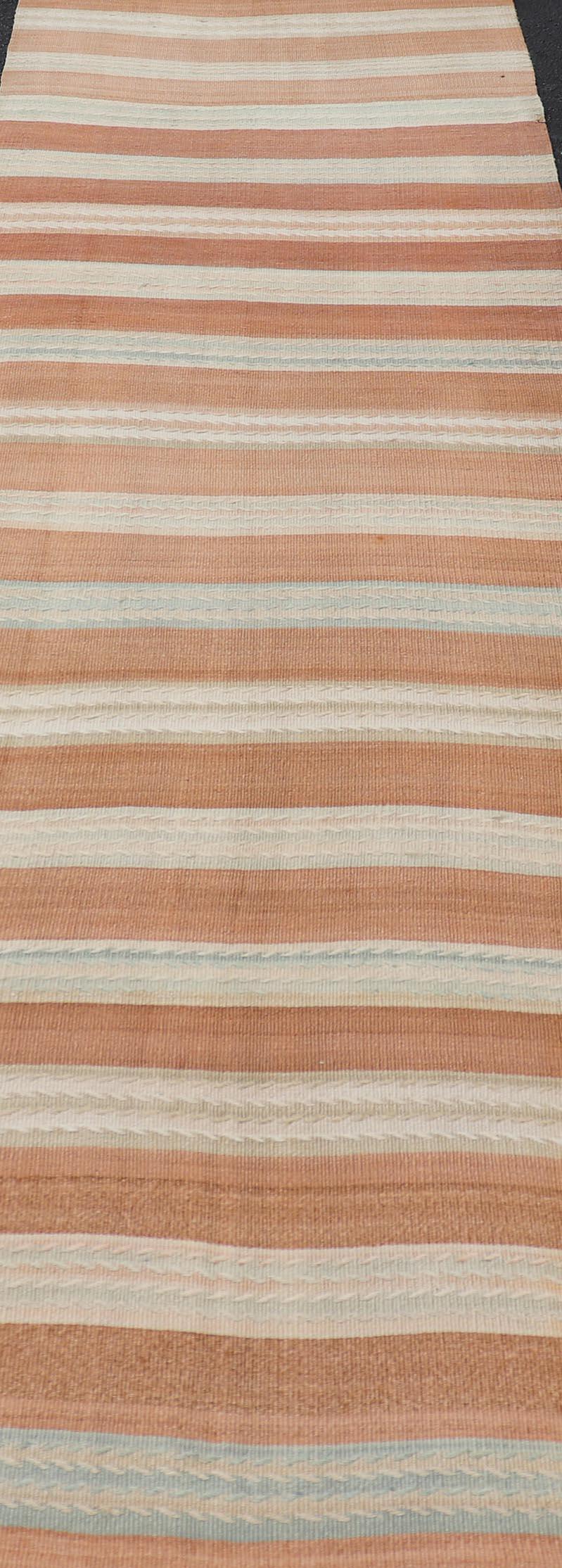 Misure: 3'1 x 8'10 Vintage Turkish Kilim Runner - Design/One a strisce nei toni caldi della terra Keivan Woven Arts / Rug / EN-178609 Paese d'origine / tipo: Turchia / Kilim vintage Il tappeto Kilim vintage è un esempio di fascino rustico e