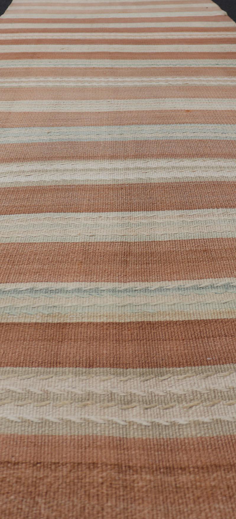 Kilim Lunghissimo runner kilim vintage con design a strisce nei toni caldi della terra  3'1 x 18'10 in vendita