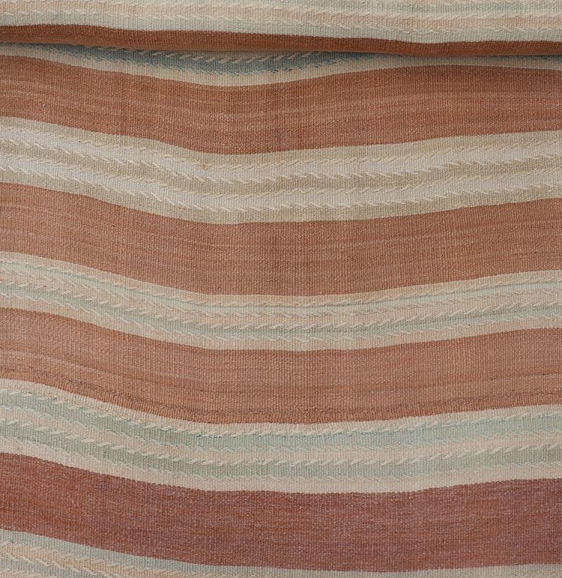 Tessuto a mano Lunghissimo runner kilim vintage con design a strisce nei toni caldi della terra  3'1 x 18'10 in vendita