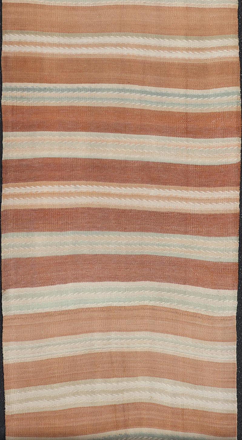 Lunghissimo runner kilim vintage con design a strisce nei toni caldi della terra  3'1 x 18'10 In condizioni buone in vendita a Atlanta, GA