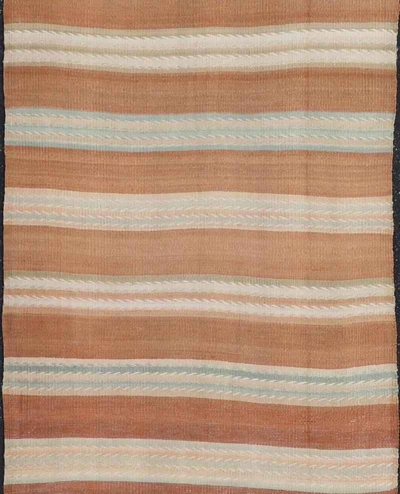 XX secolo Lunghissimo runner kilim vintage con design a strisce nei toni caldi della terra  3'1 x 18'10 in vendita