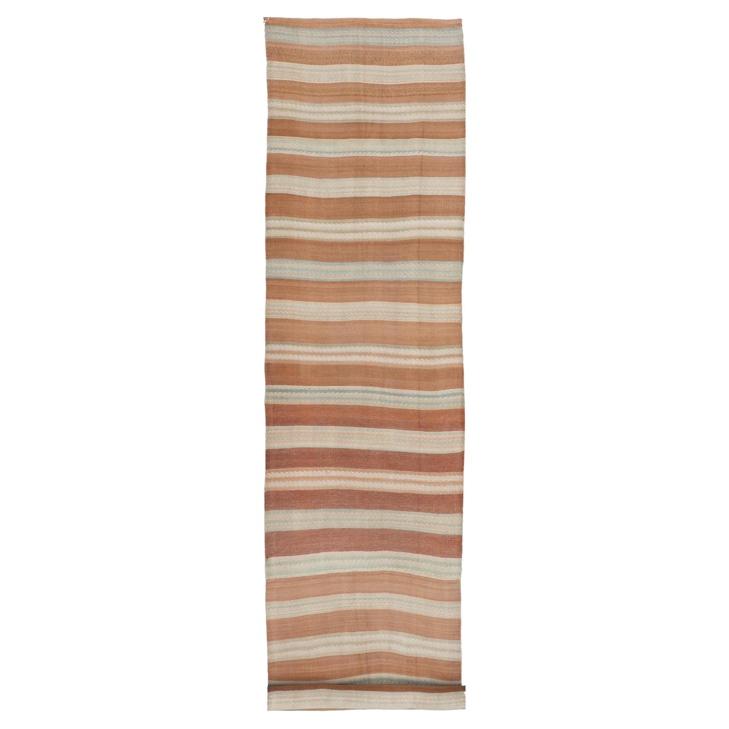 Lunghissimo runner kilim vintage con design a strisce nei toni caldi della terra  3'1 x 18'10 in vendita