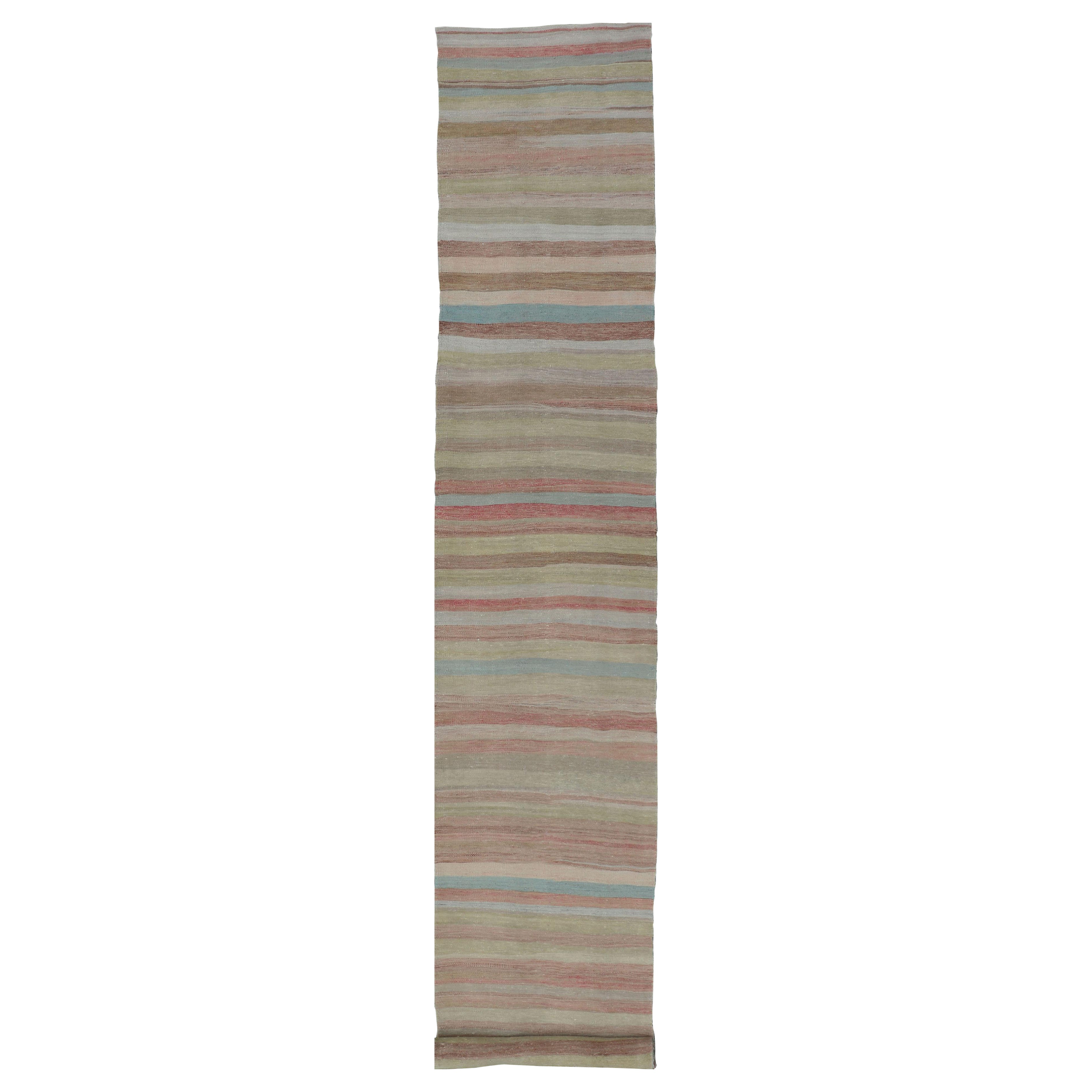 Lunghissimo runner kilim turco vintage con disegno a righe in colori tenui
