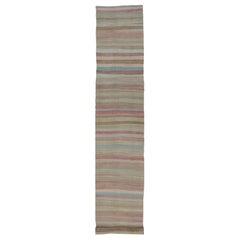 Lunghissimo runner kilim turco vintage con disegno a righe in colori tenui