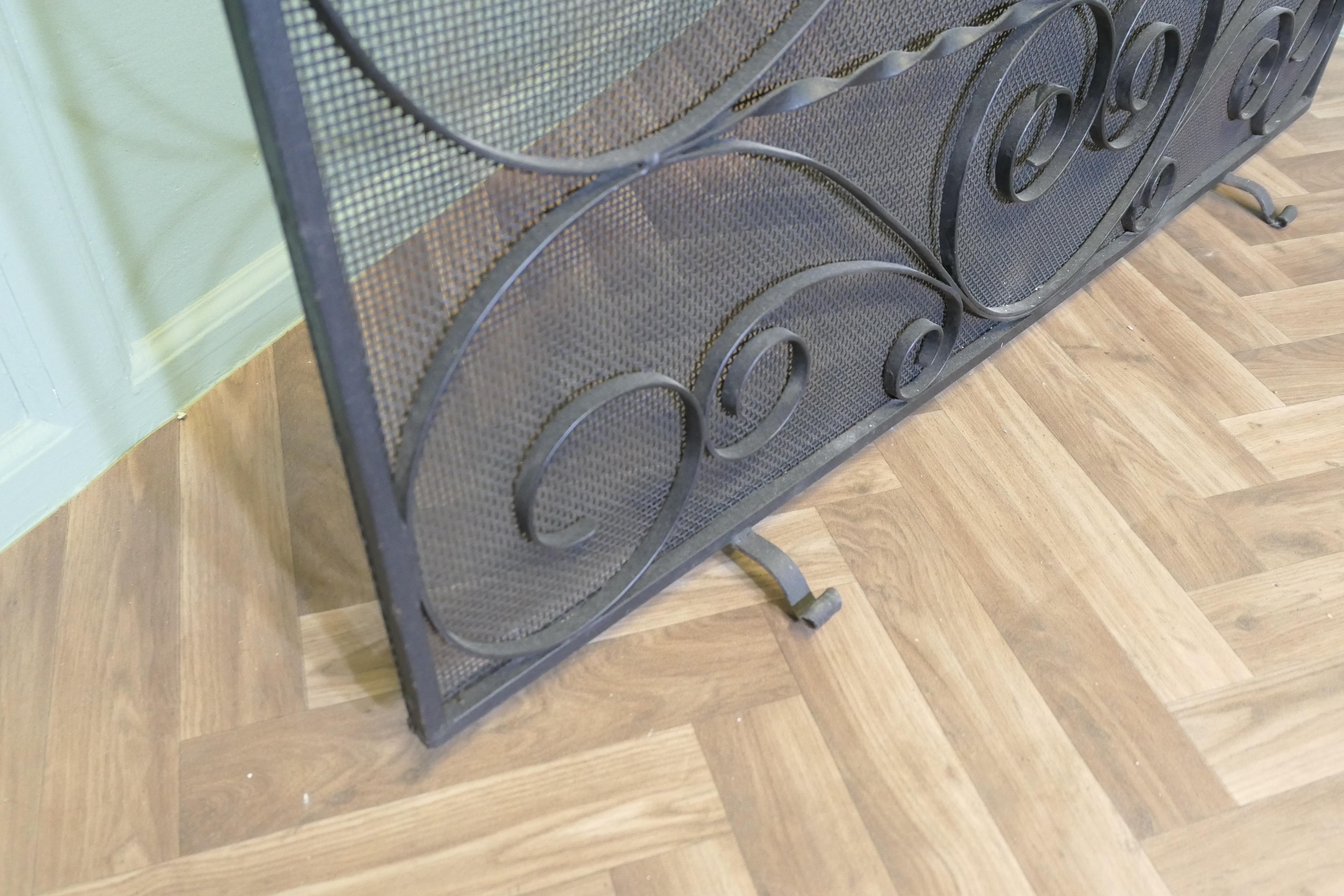 Biombo de hierro forjado muy largo, protector contra incendios  Se trata de una pieza muy atractiva mediados del siglo XX en venta