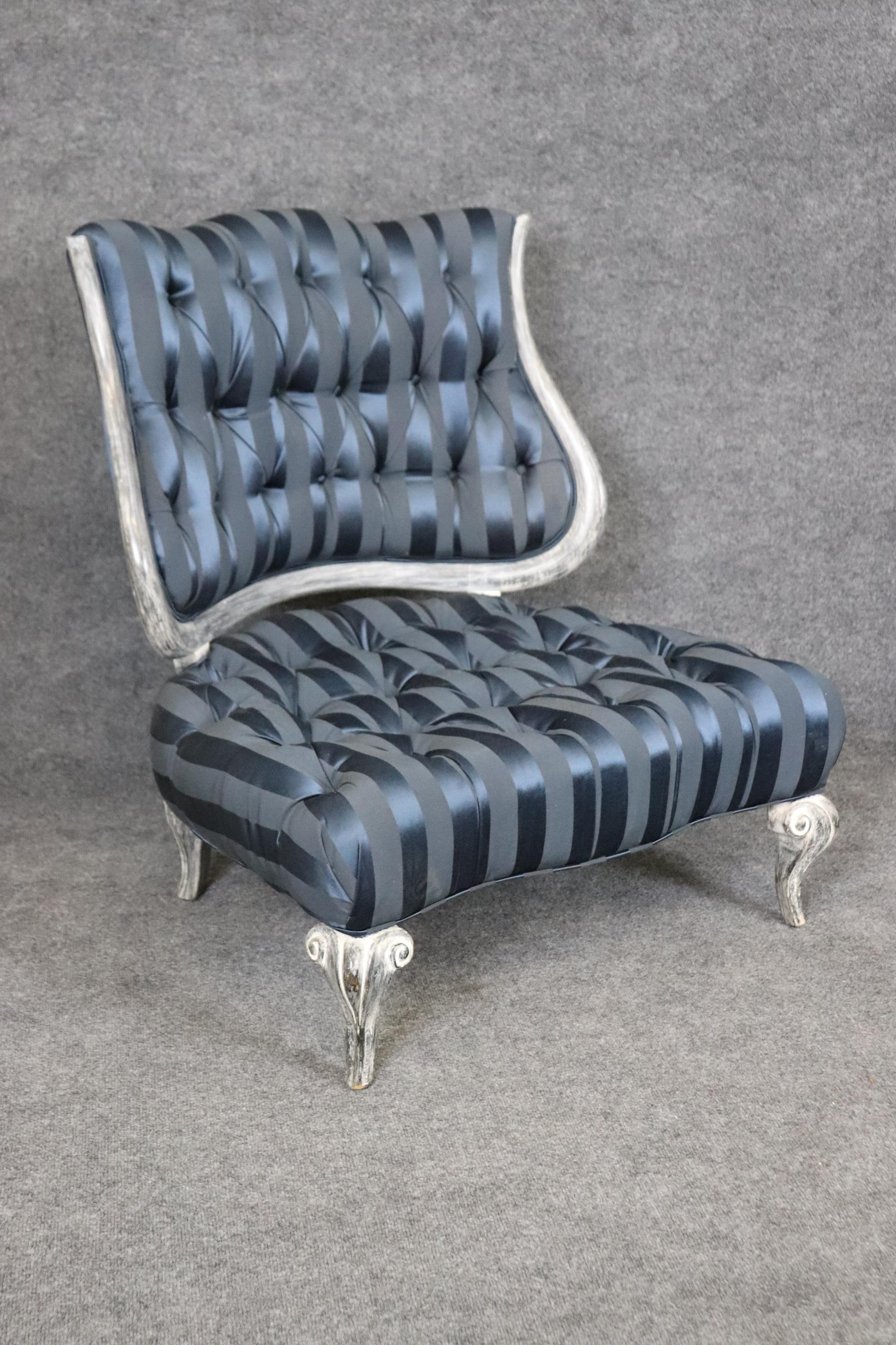 Comme une paire de chaises de Downton Abbey, ces chaises à bavardages sont faites pour prendre le thé et les biscuits et se trouvaient dans la maison d'un seigneur ou d'un riche marchand. Ils ont des pieds peints en blanc et sont en bon état pour