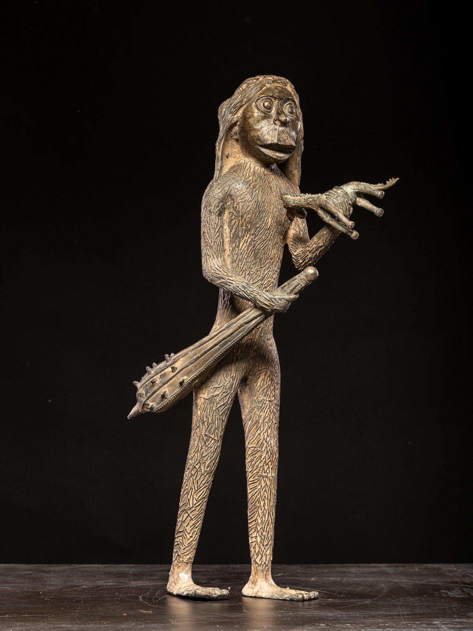 Français Sculpture en bronze très mystérieuse représentant un géant mythique, mi-homme, mi-singe. en vente