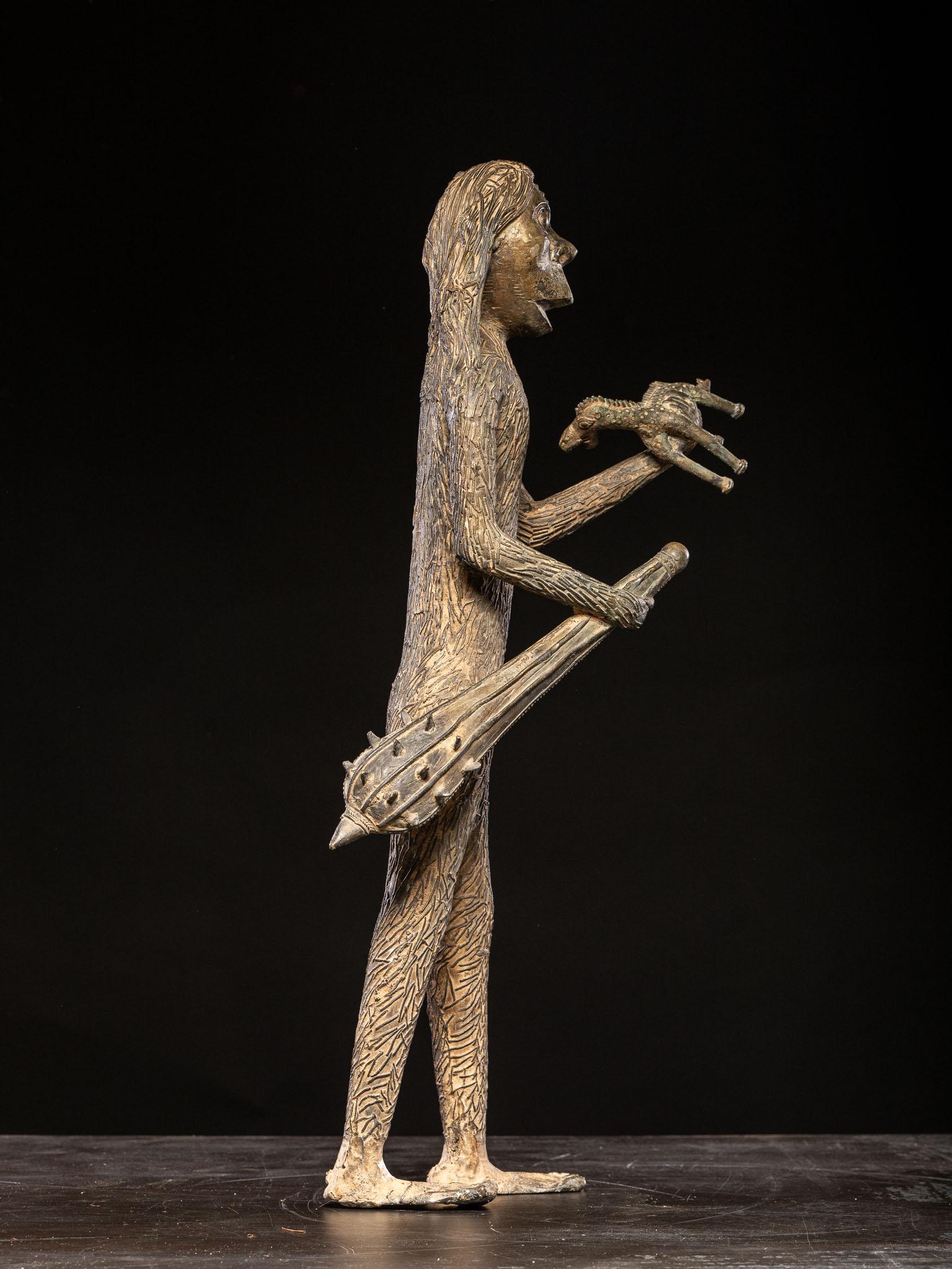 Fait main Sculpture en bronze très mystérieuse représentant un géant mythique, mi-homme, mi-singe. en vente