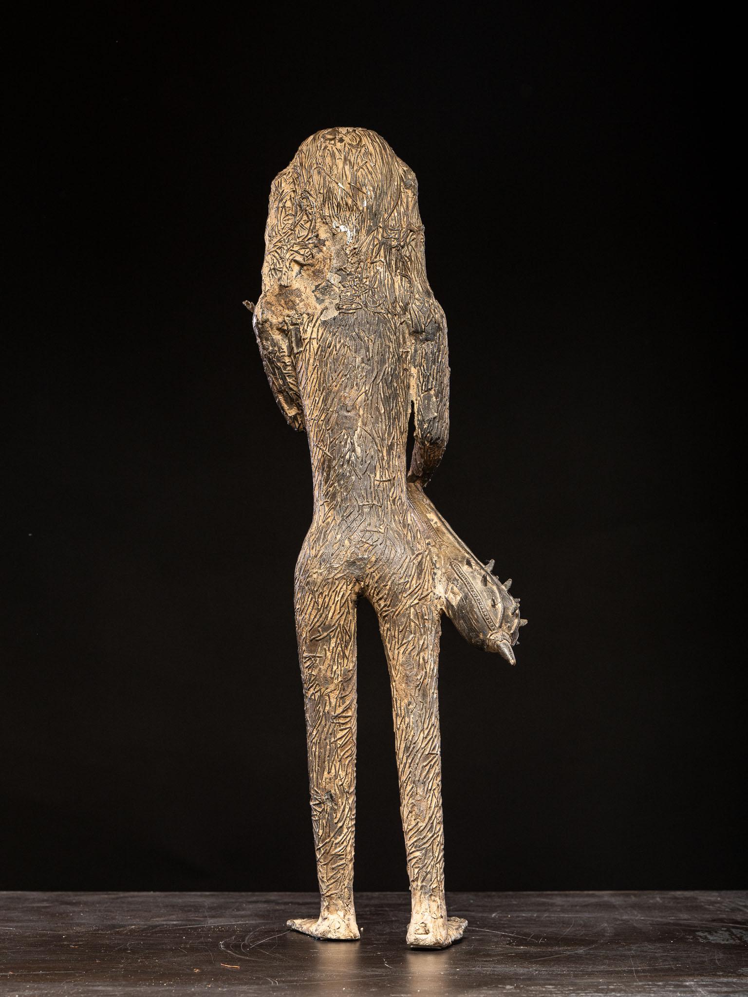 20ième siècle Sculpture en bronze très mystérieuse représentant un géant mythique, mi-homme, mi-singe. en vente