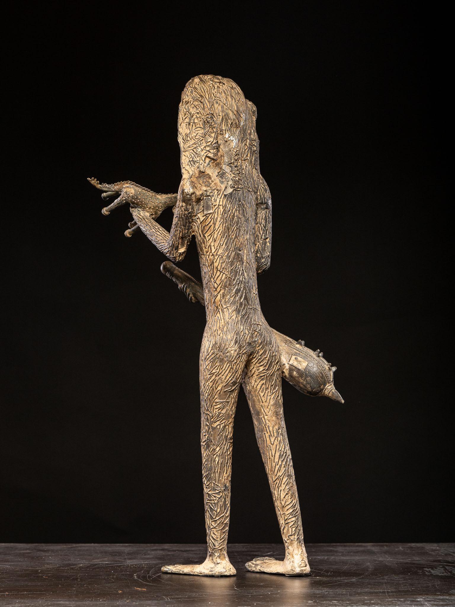 Bronze Sculpture en bronze très mystérieuse représentant un géant mythique, mi-homme, mi-singe. en vente