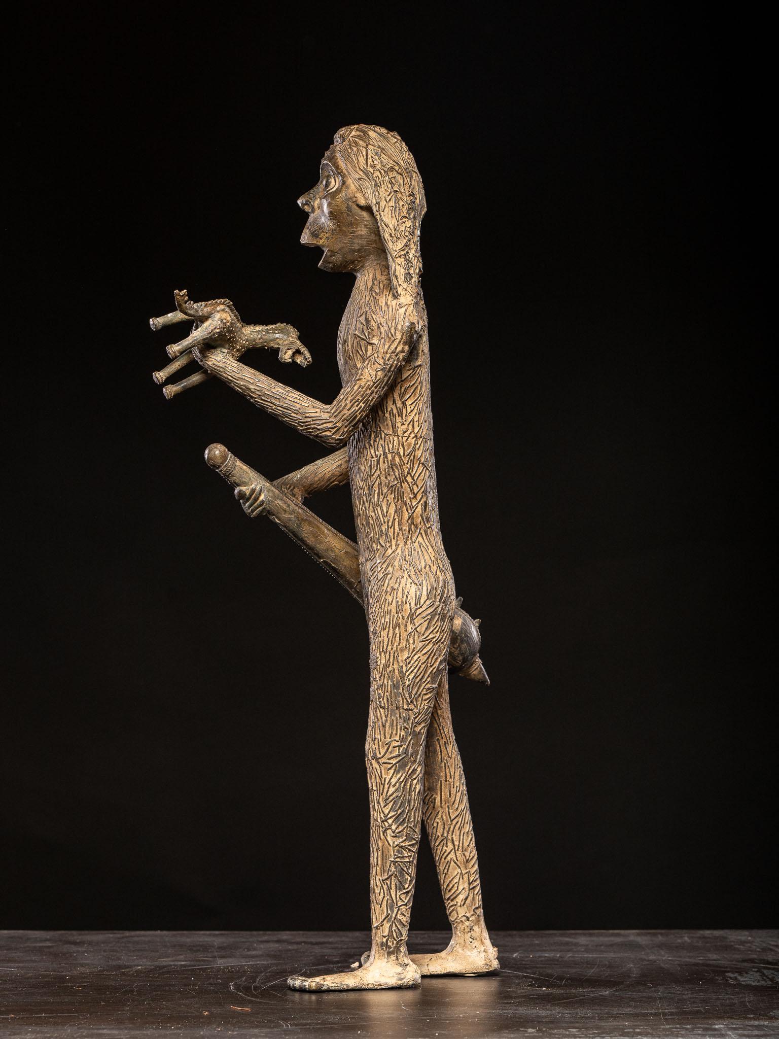 Sculpture en bronze très mystérieuse représentant un géant mythique, mi-homme, mi-singe. en vente 1
