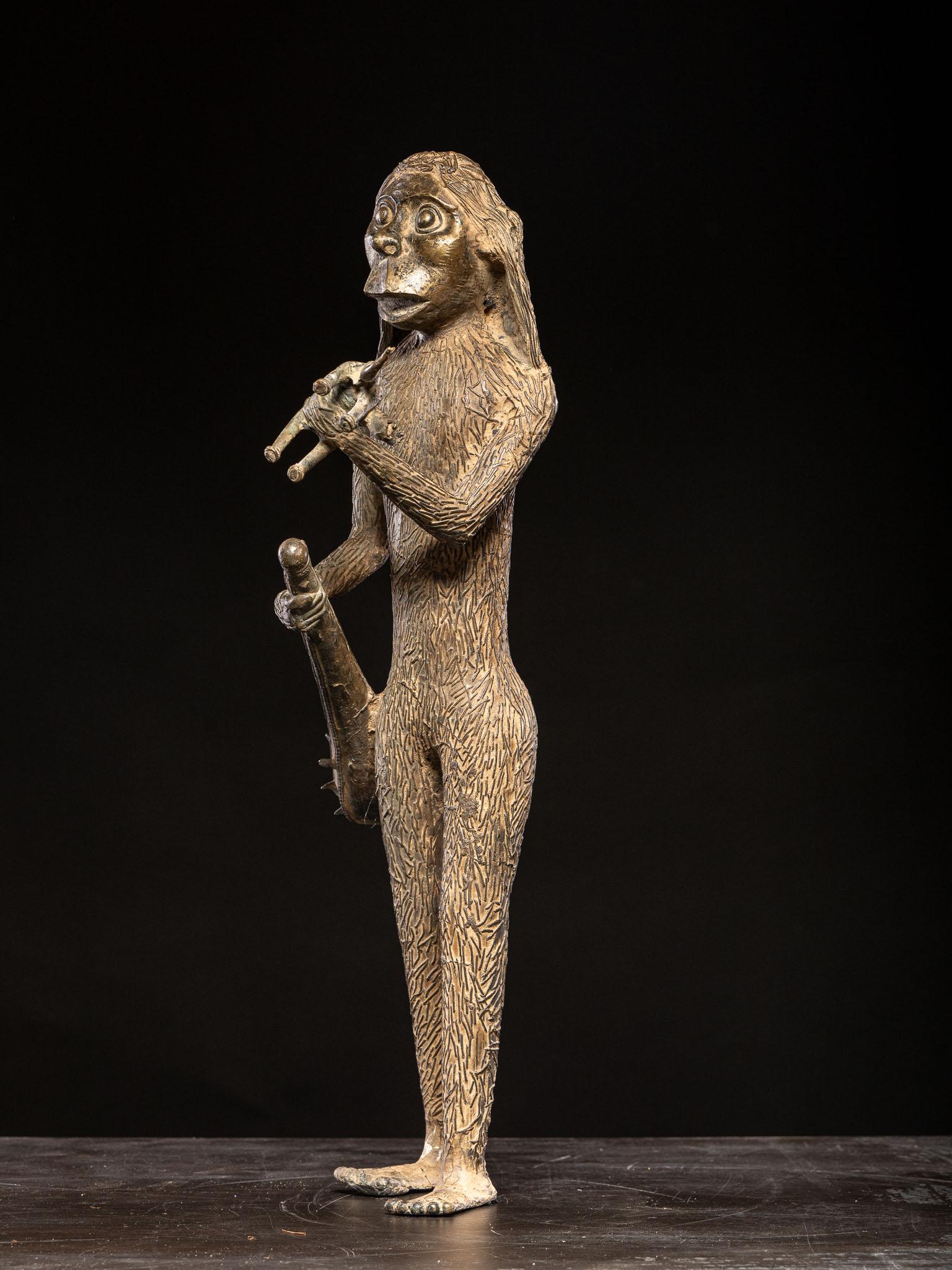 Sculpture en bronze très mystérieuse représentant un géant mythique, mi-homme, mi-singe. en vente 2