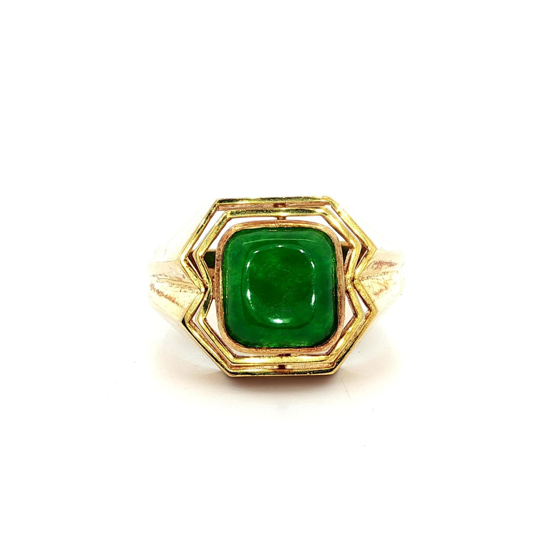 --Pierre(s) :...
(1) Jade véritable naturel - taille cabochon coussin - serti - couleur vert pomme - 9.7x8.9mm (approx.)

MATERIAL : Or jaune massif 14k
Poids : 9,69 grammes
Taille de la bague : 10.5 (ajustée sur un doigt, veuillez nous contacter