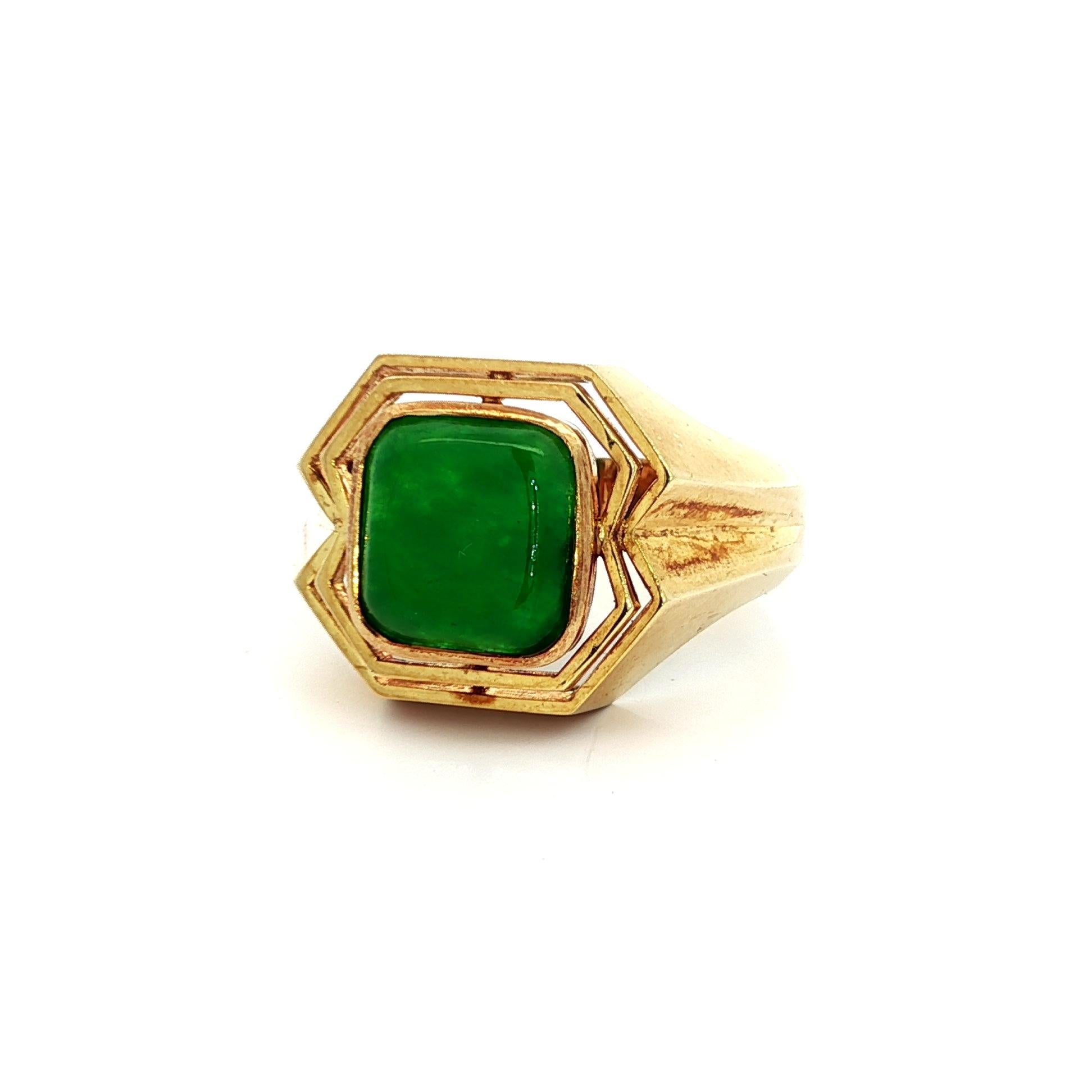 Très belle bague pour homme en or jaune 14k, coupe cabochon coussin, jade vert Apple Bon état - En vente à Montclair, NJ