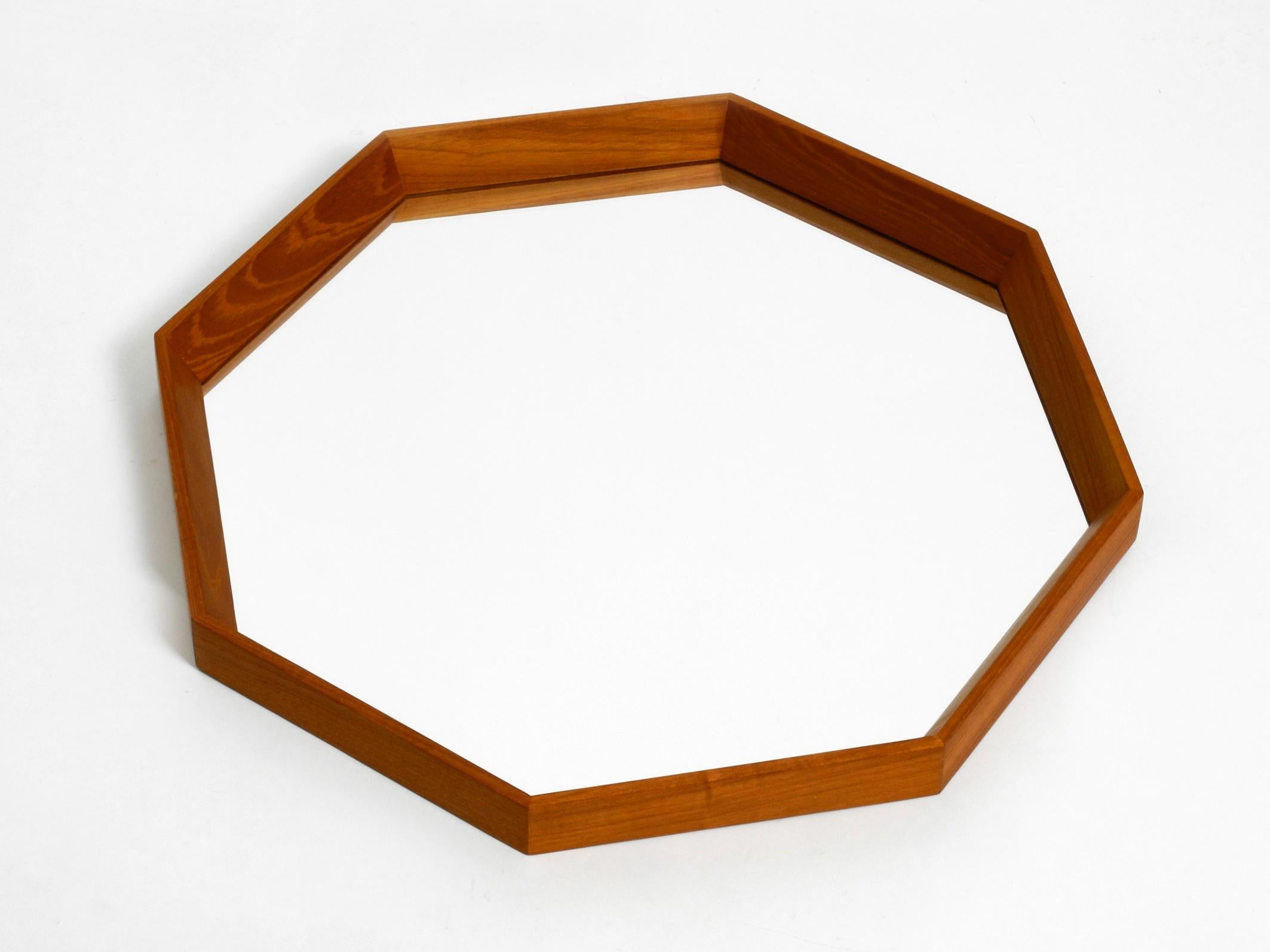 Original 1960s large, beautiful wall mirror with a wide octagonal teak frame.
Most likely from a Scandinavian production.
Very high quality workmanship in a minimalist design.
100% original and in a very good vintage condition.
Glass and wooden