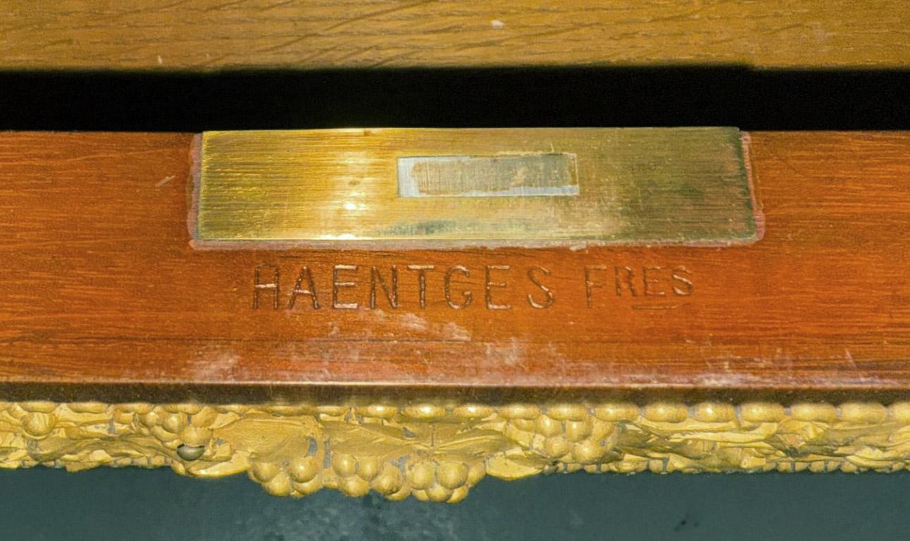 Sehr schöne Kommode aus vergoldeter Bronze des 19. Jahrhunderts von Haentges Freres (Marmor) im Angebot