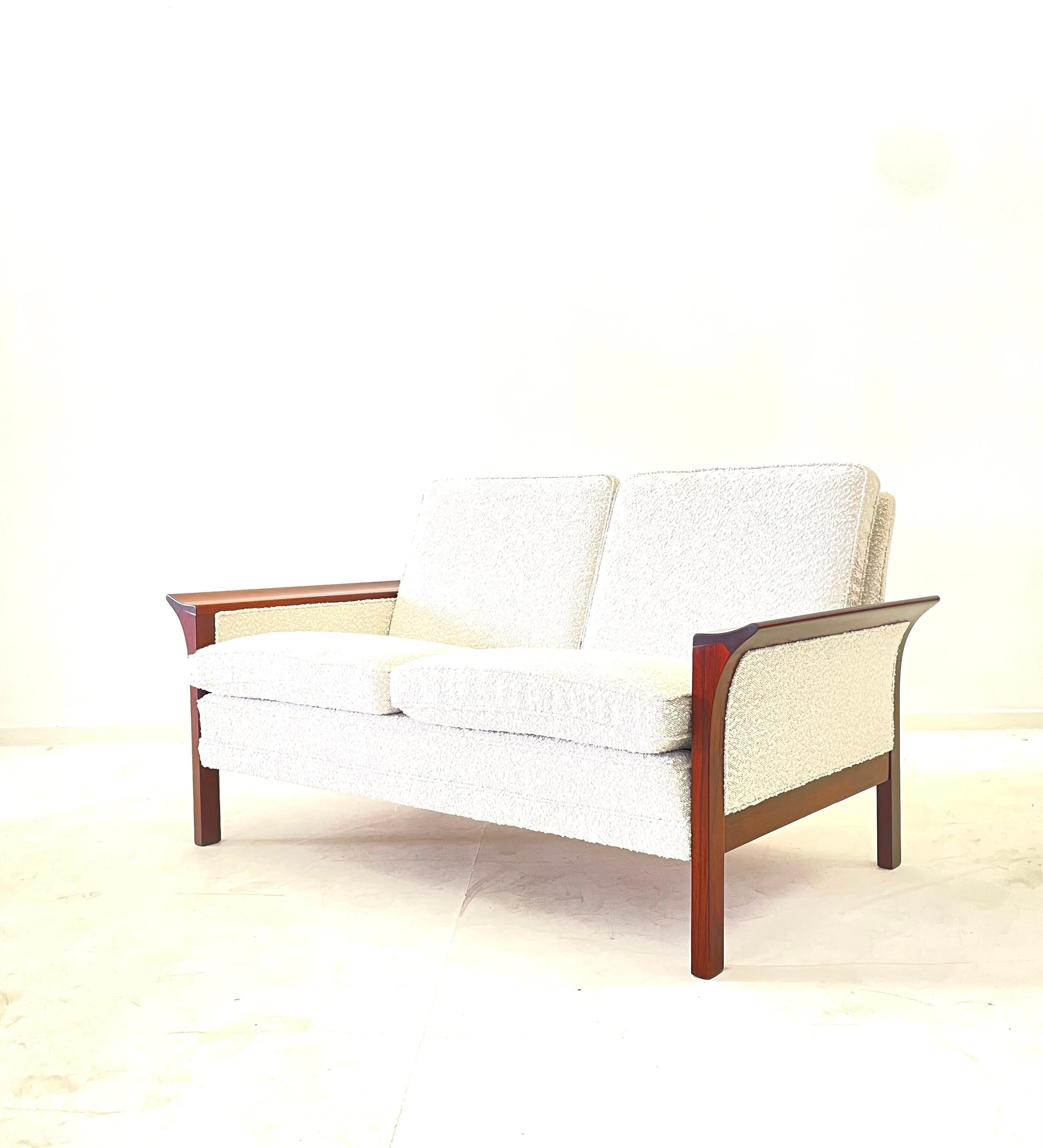 Mid Century Danish Modern rosewood 2 seater sofa
Probably by  Hans Olsen

Totally restored. New Upholstery in new bouclé fabric

The sofá is in mint condition. It was professionally  restored to it’s original quality standards. Refinished with a