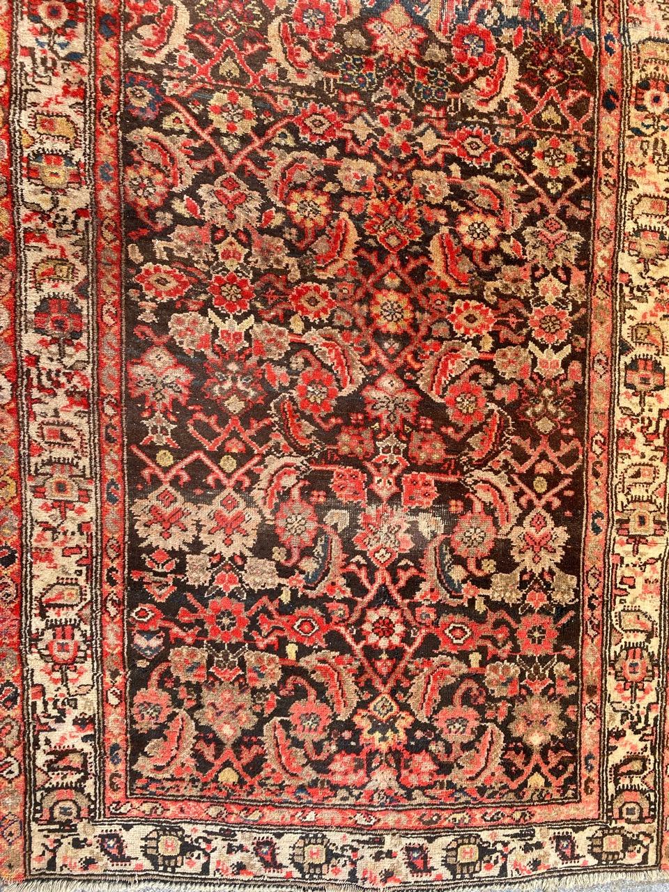 Très beau tapis de couloir ancien Bijar long, avec de jolis motifs Herati, et de jolies couleurs naturelles avec un fond de brun foncé, rouge, bleu et jaune, entièrement noué à la main en velours de laine sur une base de coton.