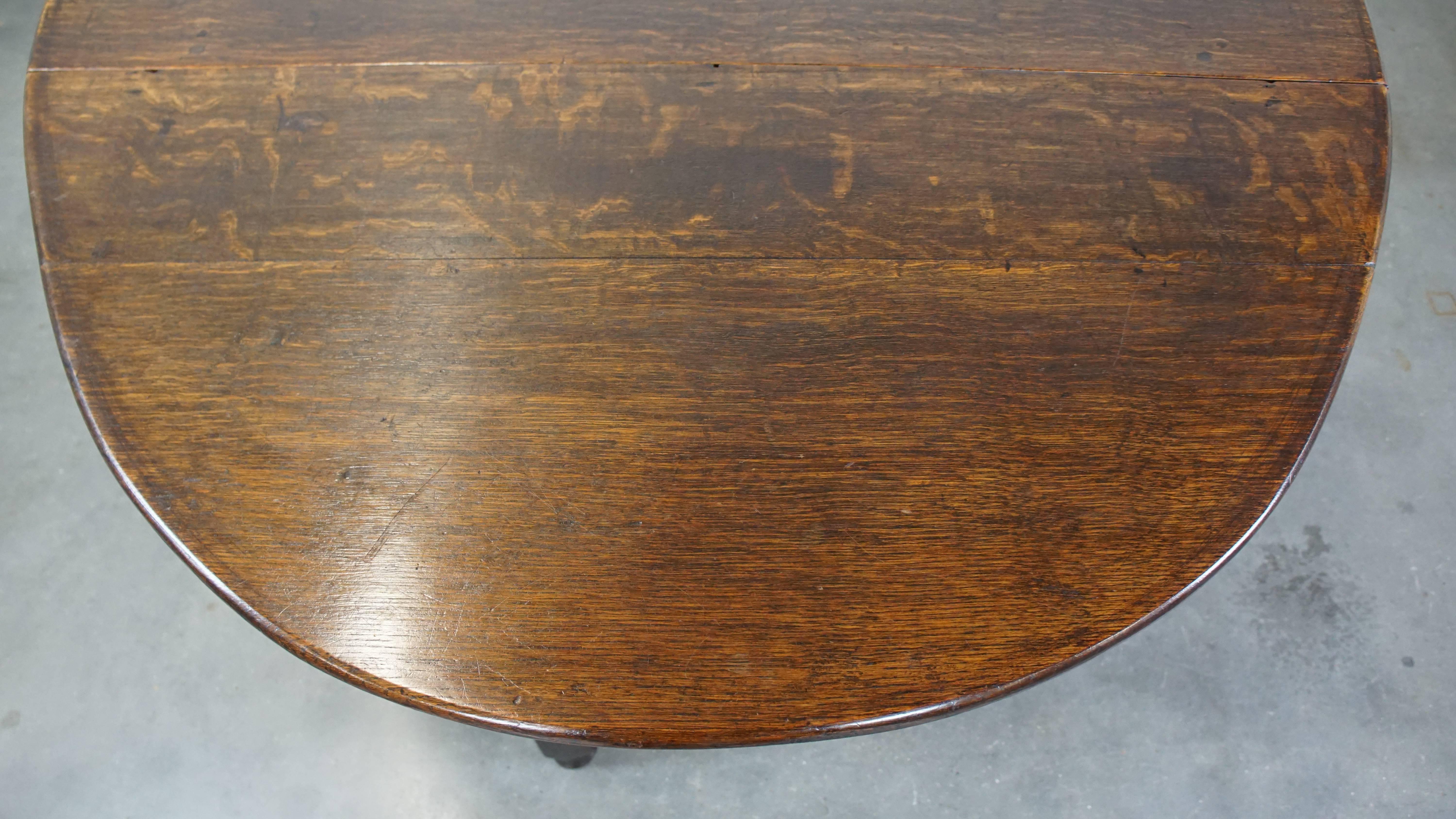 Très belle table anglaise ancienne en chêne avec une excellente patine. en vente 3