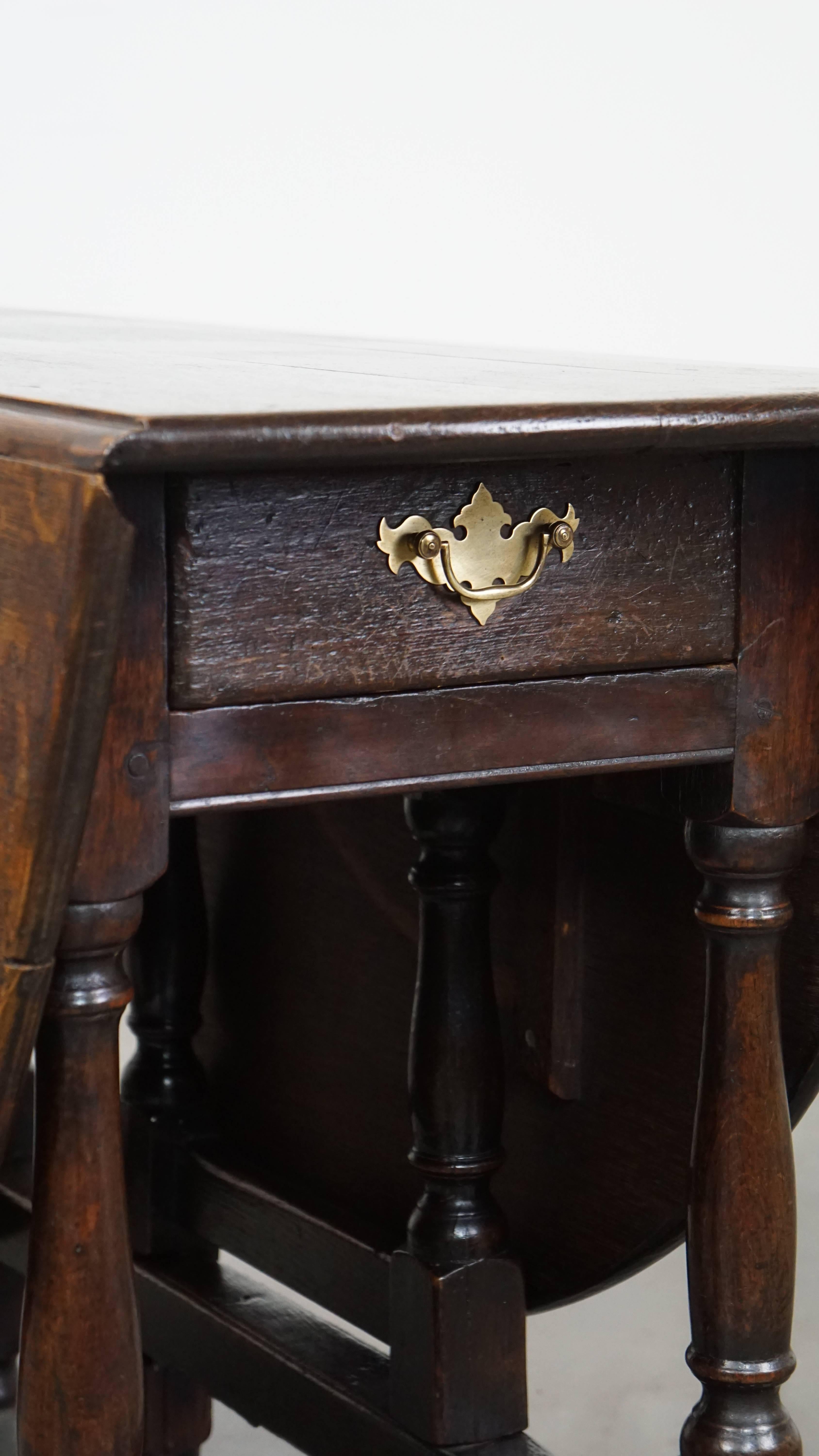 Très belle table anglaise ancienne en chêne avec une excellente patine. en vente 6