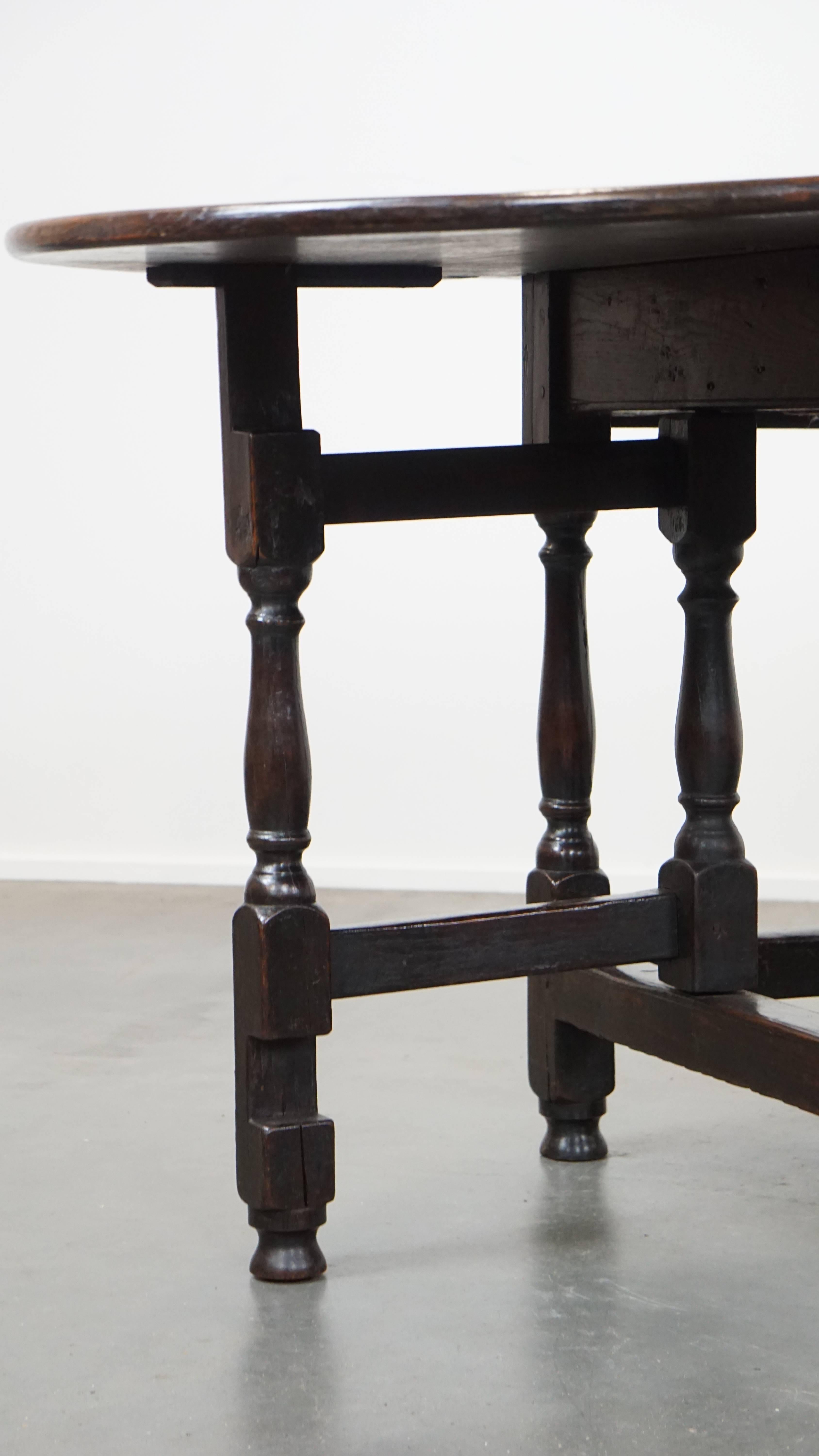 Très belle table anglaise ancienne en chêne avec une excellente patine. en vente 7