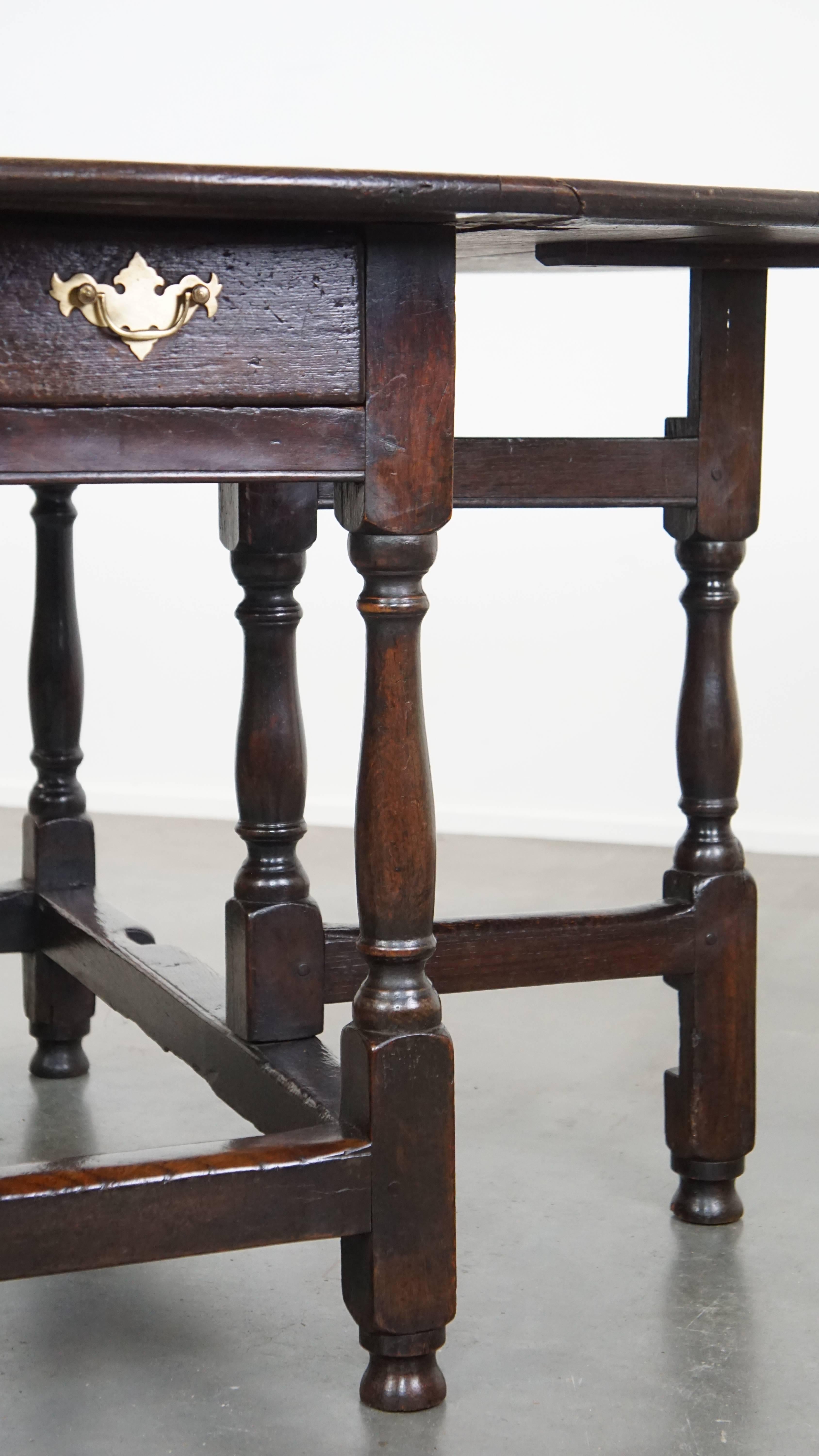 Très belle table anglaise ancienne en chêne avec une excellente patine. en vente 8